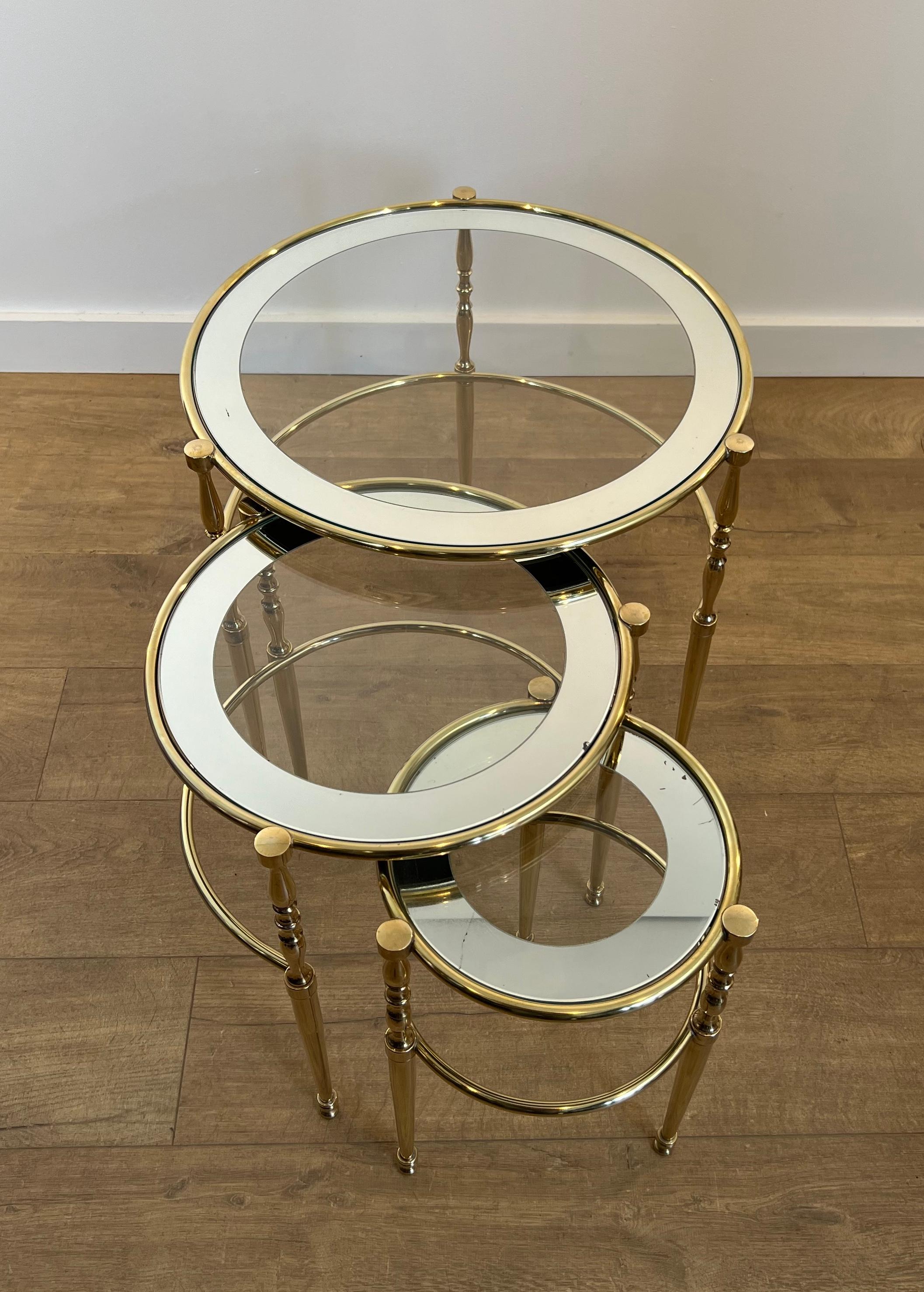 Ensemble de 3 tables gigognes rondes en laiton avec plateau en verre entouré de bords argentés Bon état - En vente à Marcq-en-Barœul, Hauts-de-France