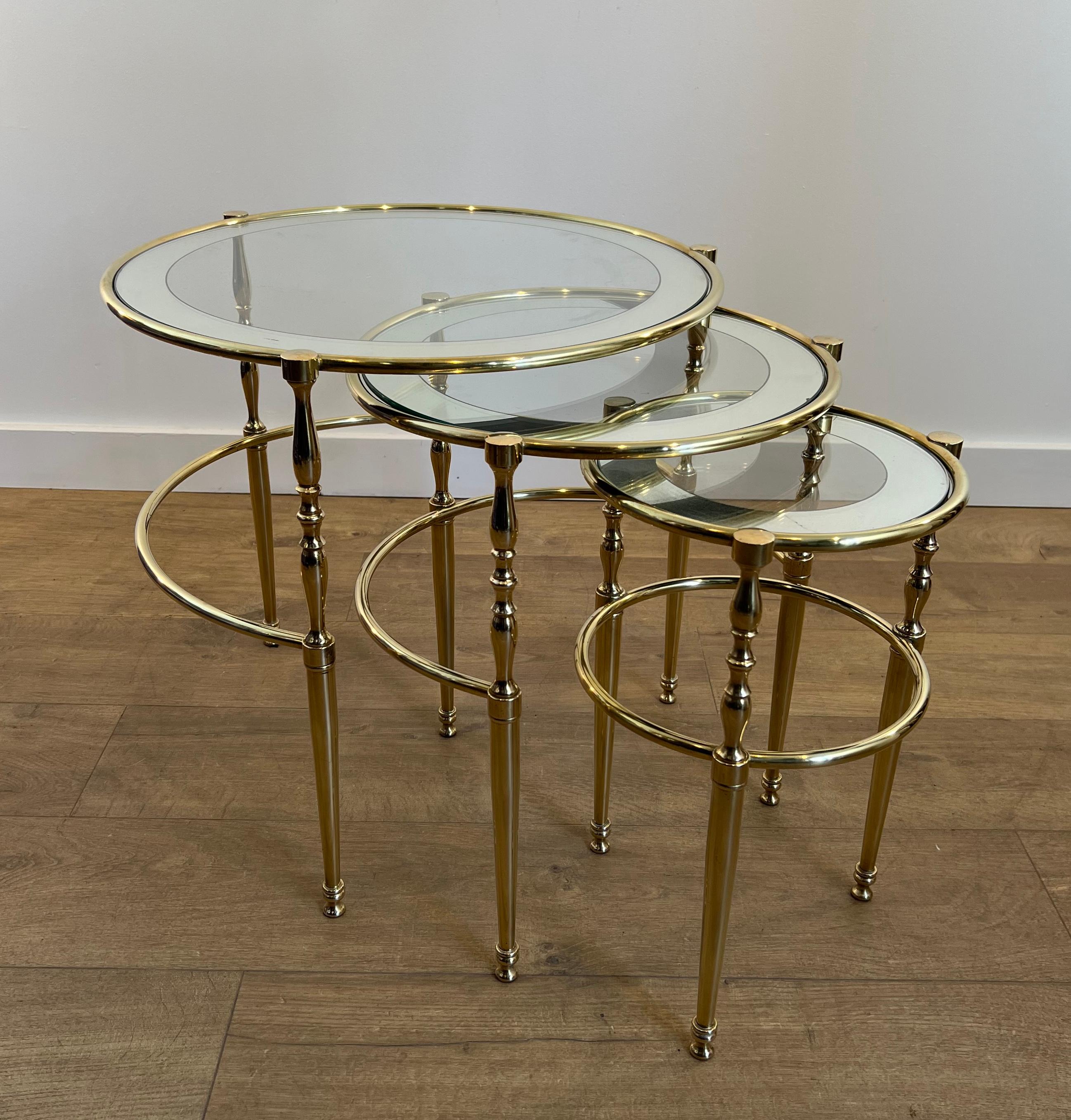 Milieu du XXe siècle Ensemble de 3 tables gigognes rondes en laiton avec plateau en verre entouré de bords argentés en vente