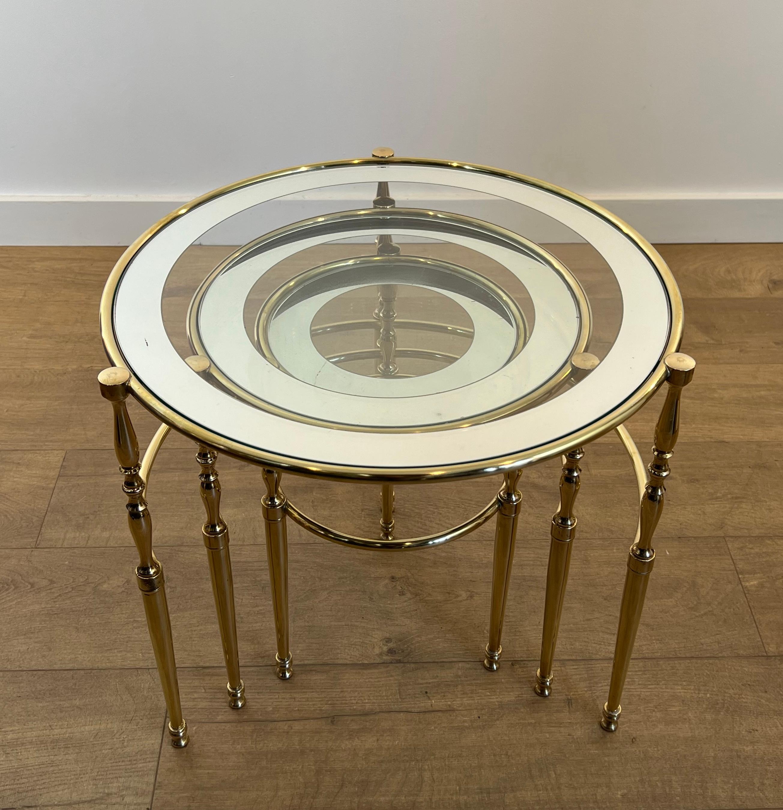 Laiton Ensemble de 3 tables gigognes rondes en laiton avec plateau en verre entouré de bords argentés en vente