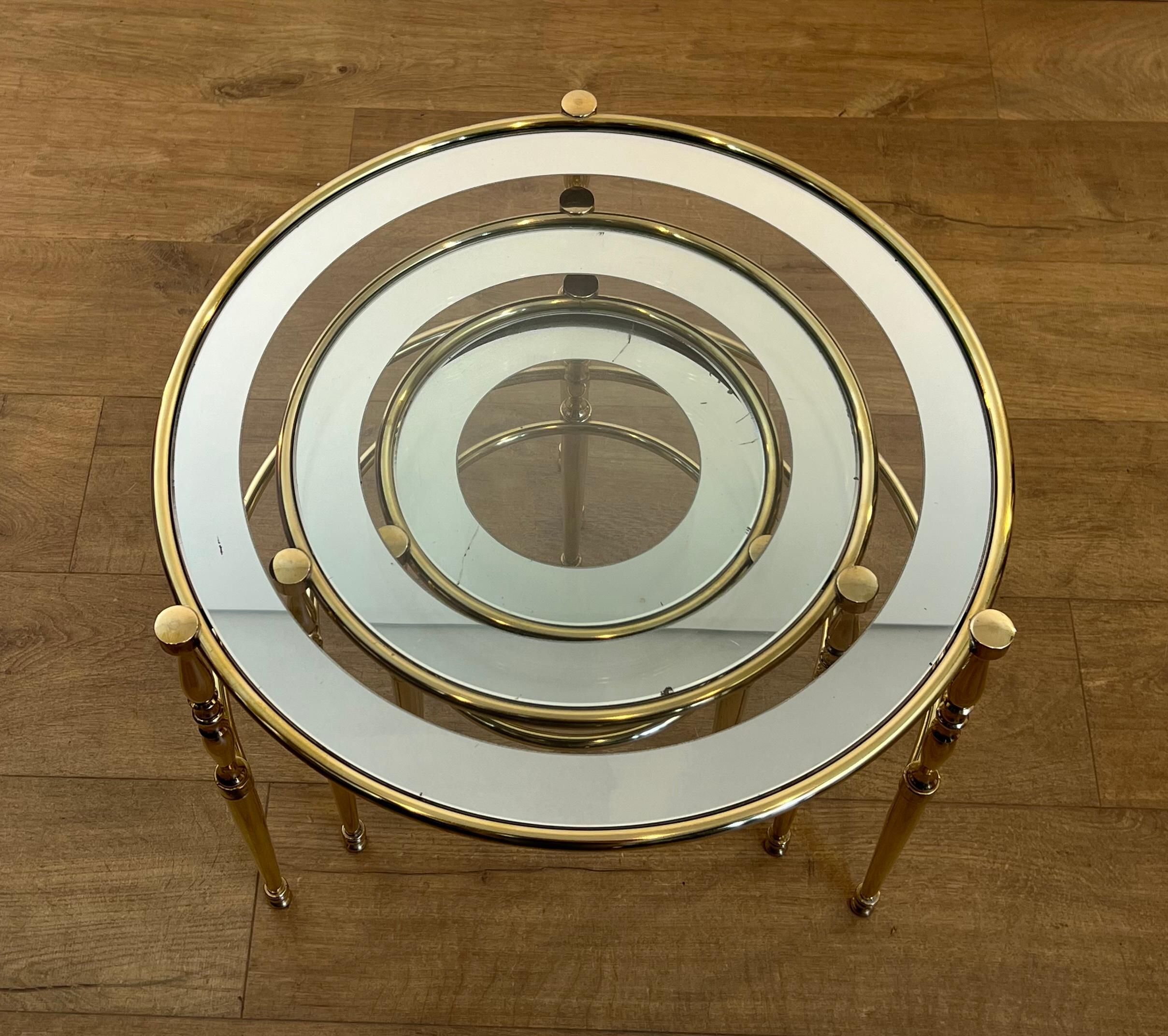 Ensemble de 3 tables gigognes rondes en laiton avec plateau en verre entouré de bords argentés en vente 1