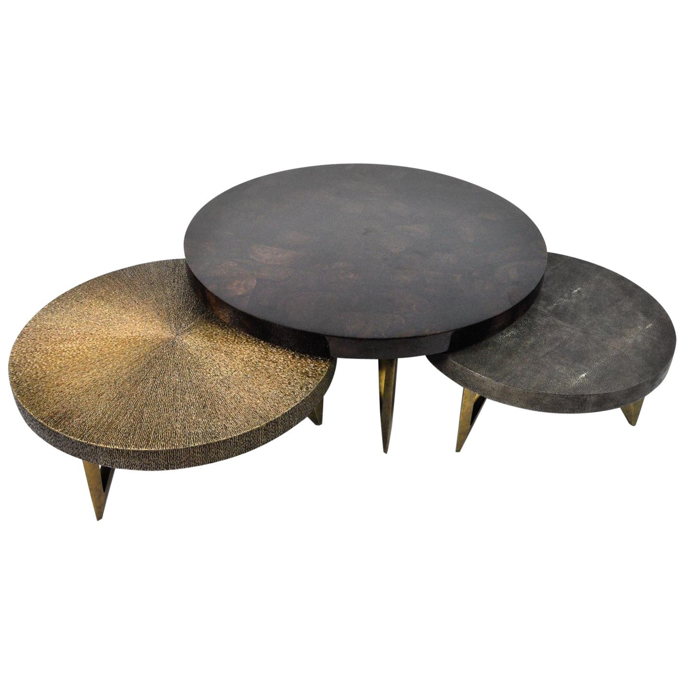 The set of 3 coffee tables Reef is made of various inlaid materials.
These modular tables can be setted up following your wishes.
The center piece is covered with a polished brown shell while the side tables are inlaid with a dark grey shagreen