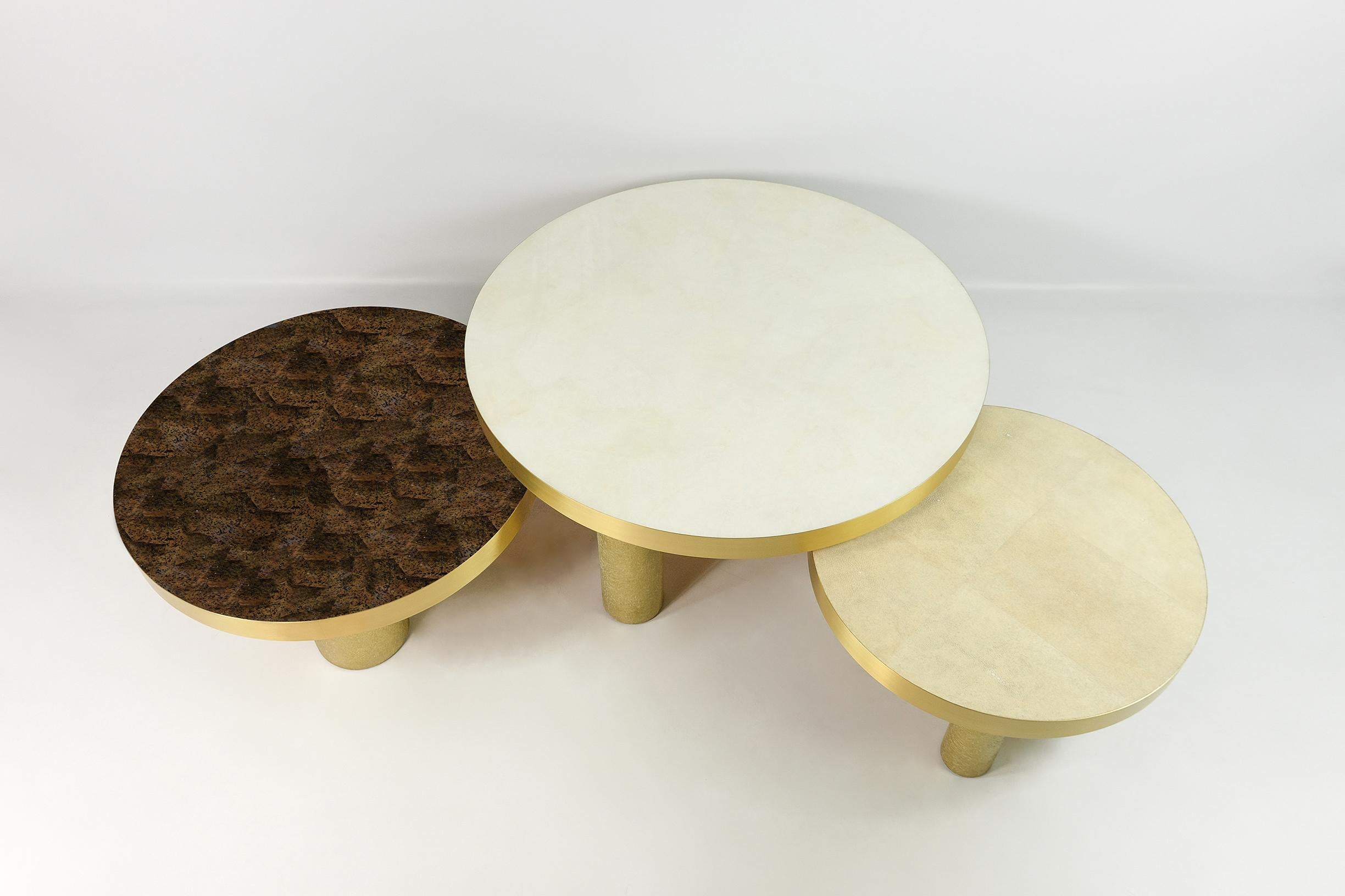 Questo set di 3 tavolini rotondi è realizzato con diversi materiali intarsiati.
Questi tavoli modulari possono essere allestiti secondo i tuoi desideri.
Il pezzo centrale è ricoperto da un intarsio di cristallo di rocca bianco lucido, mentre i