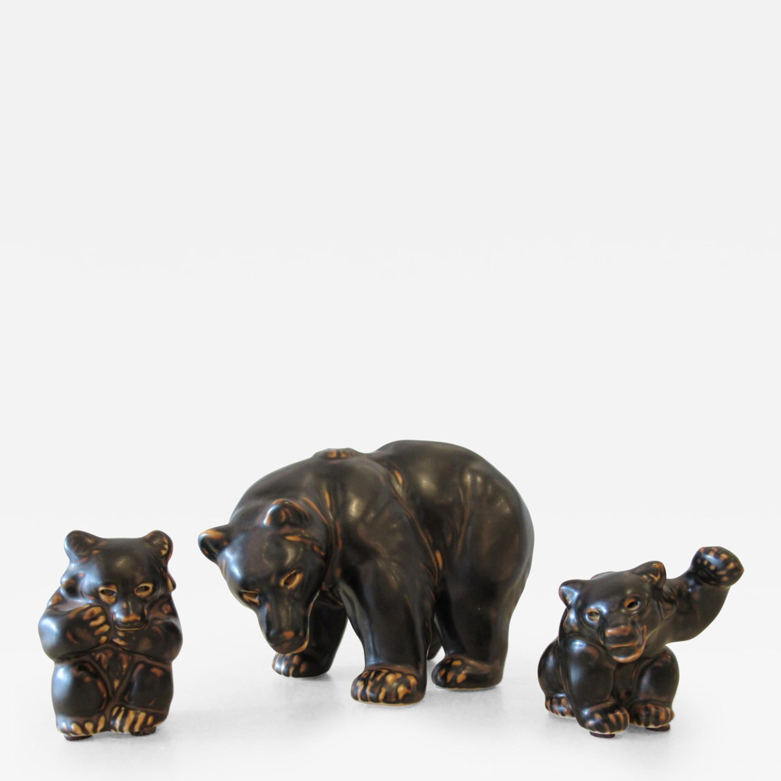 3 Groupe en porcelaine noire danoise du milieu du siècle représentant une mère ourse et ses deux oursons (Royal Copenhagen)