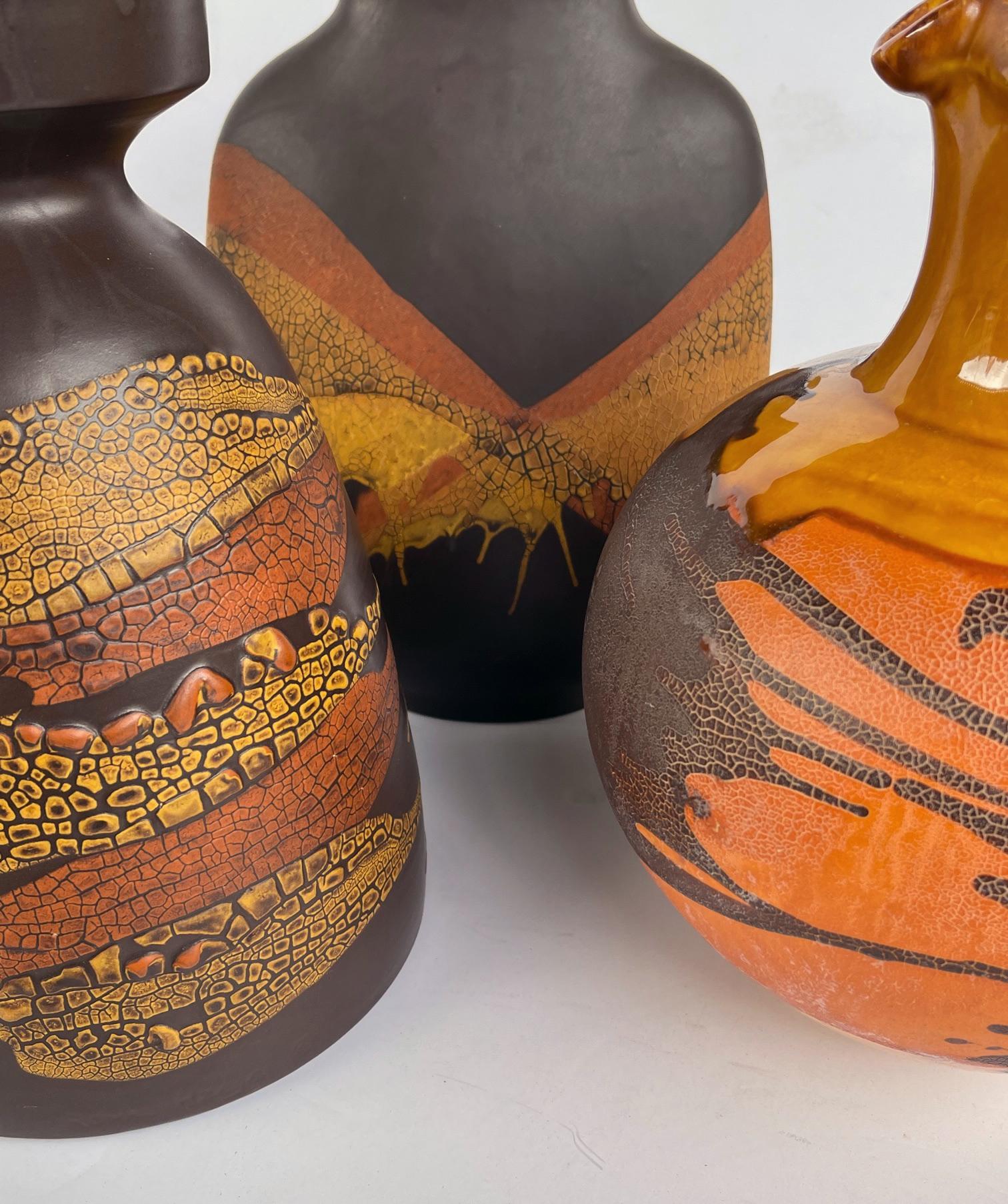 Milieu du XXe siècle Ensemble de 3 vases en poterie Royal Haeger à glaçure marron, ocre et orange en vente