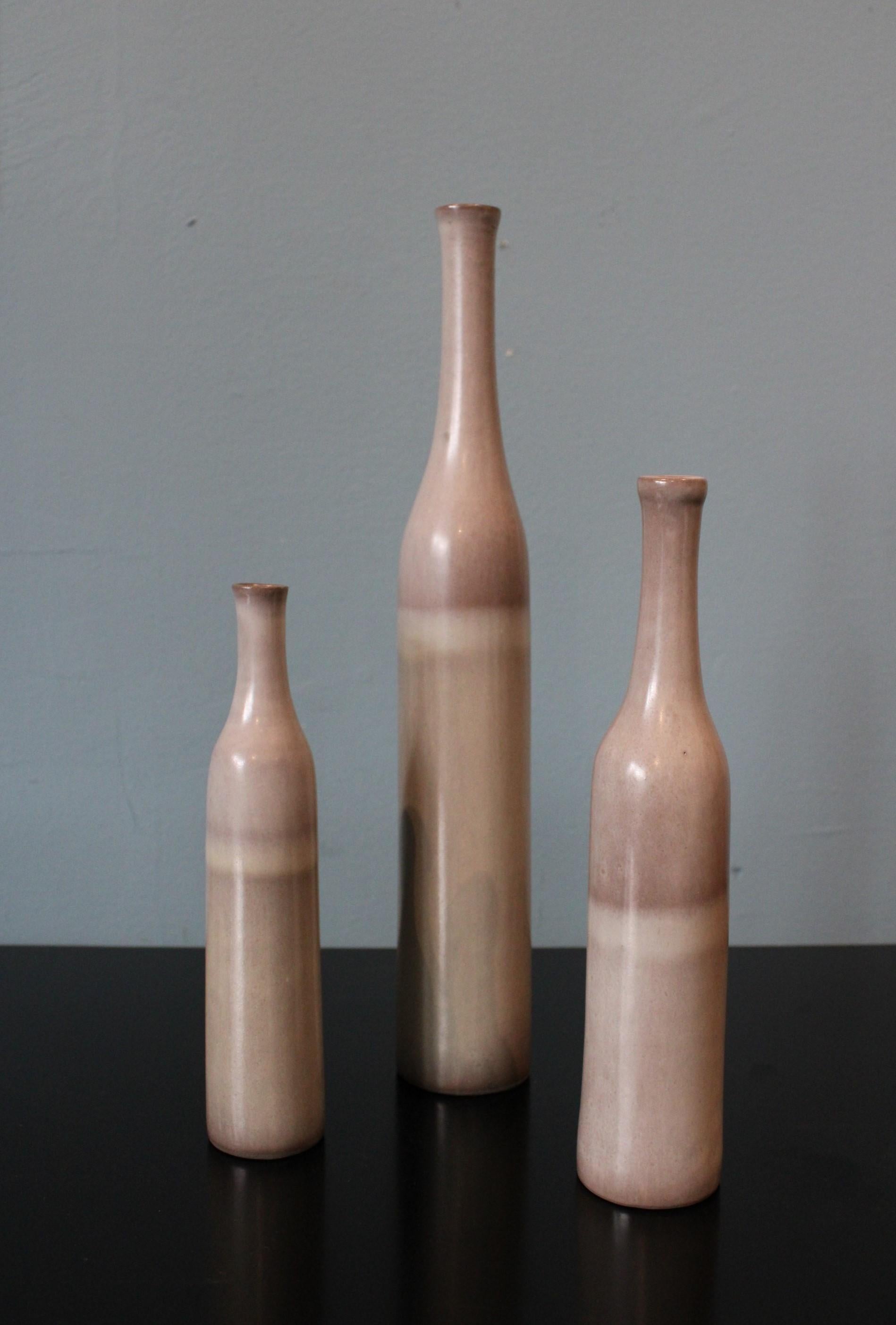 Ensemble de 3 bouteilles en céramique de Jacques (1926-2088) et Dani Ruelland (1933-2010).
Signé Ruelland sous les bases.
Circa 1960, France.

Dimensions 
grande bouteille : diam 4,5 x H 30 cm
bouteille centrale : diam 4 x H 21 cm
petite