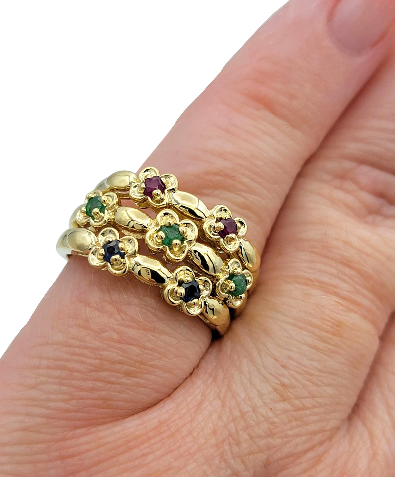 Set von 3 Saphir-, Smaragd- und Rubin-Blumen-Stapelringen aus 14 Karat Gelbgold im Angebot 4
