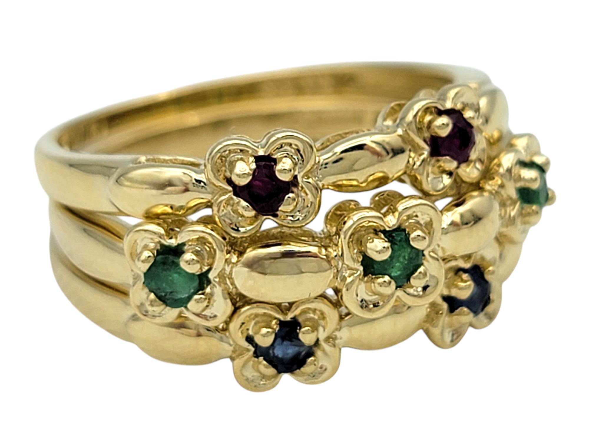 Set von 3 Saphir-, Smaragd- und Rubin-Blumen-Stapelringen aus 14 Karat Gelbgold (Zeitgenössisch) im Angebot