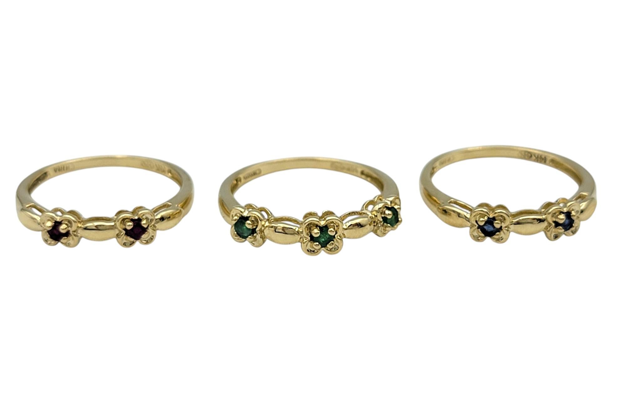 Set von 3 Saphir-, Smaragd- und Rubin-Blumen-Stapelringen aus 14 Karat Gelbgold im Zustand „Gut“ im Angebot in Scottsdale, AZ