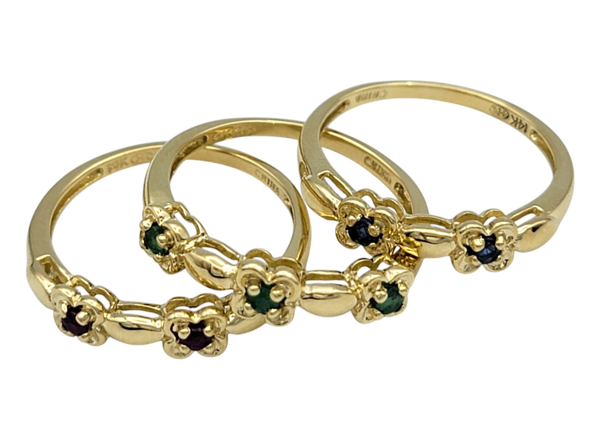 Set von 3 Saphir-, Smaragd- und Rubin-Blumen-Stapelringen aus 14 Karat Gelbgold Damen im Angebot