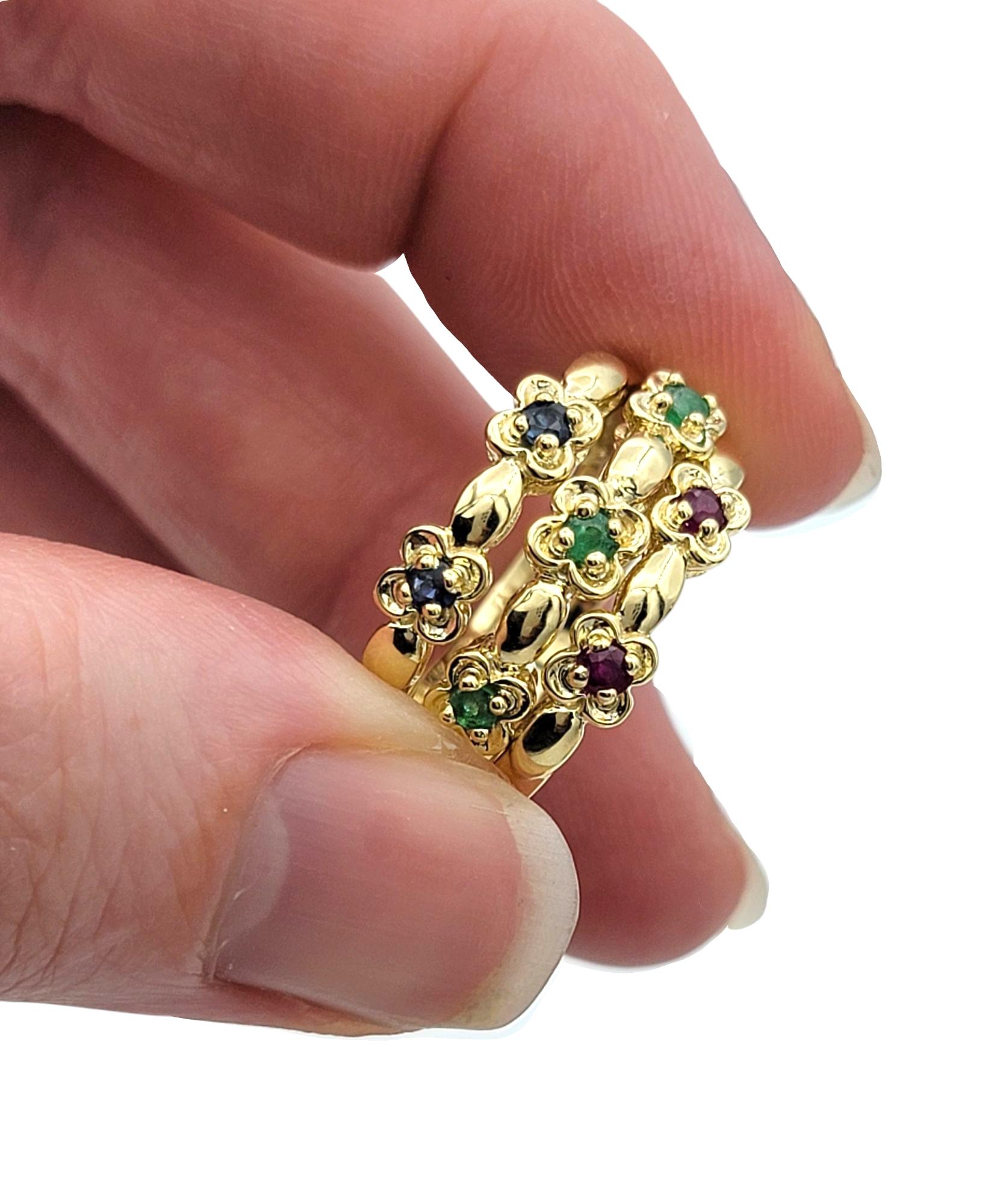 Set von 3 Saphir-, Smaragd- und Rubin-Blumen-Stapelringen aus 14 Karat Gelbgold im Angebot 3
