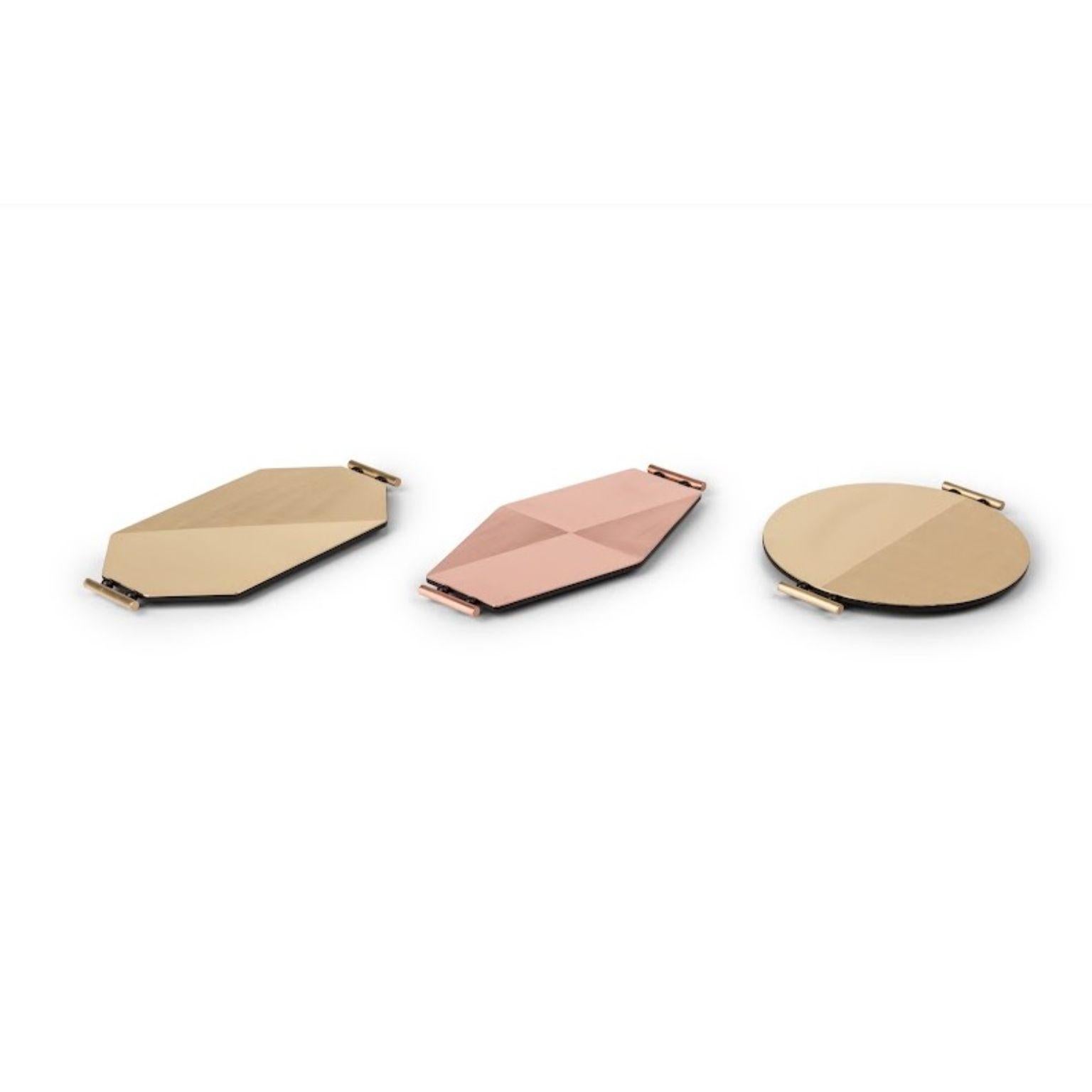 Set of 3 satin trays by Mingardo
Dimensions: D35 x W18 x H2 cm // D35 x W18 x H2 cm // D30 x W26 x H2 cm.
Materials: Natural brushed and polished brass with a RAL 9005 varnished iron base.
Weight: 9 kg

Also available in different finishes: