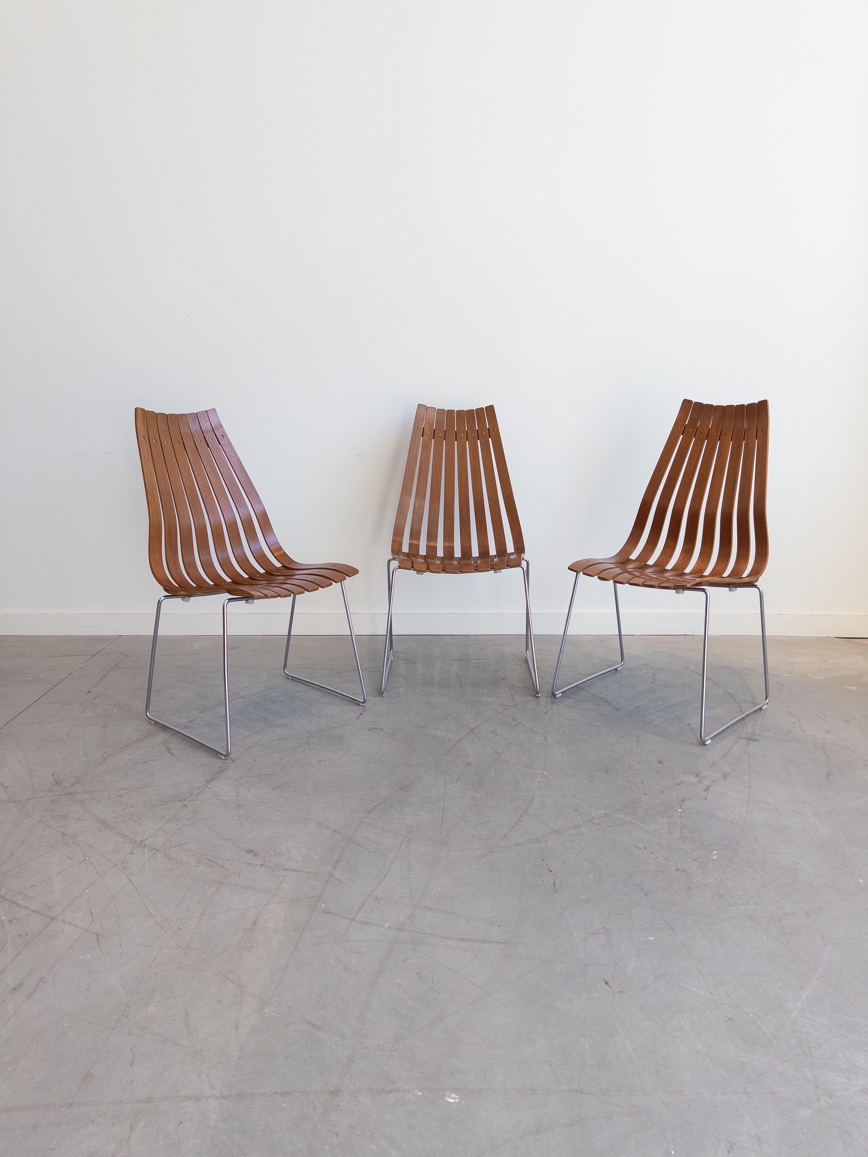 3 Stühle aus der Serie Scandia, die 1957 vom norwegischen Designer Hans Brattrud entworfen und um 1960 von Hove Mobler hergestellt wurde. Die Stühle haben schöne Bugholz-Teakholzsitze auf verchromten Kufen und können übereinander gestapelt werden.