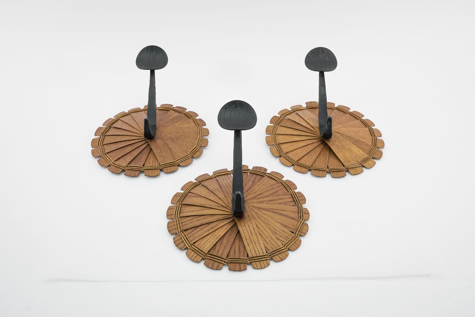 Set von 3 skandinavischen Garderobenhaken aus Holz, Korbweide und Eisen, 1960er Jahre (Moderne der Mitte des Jahrhunderts) im Angebot