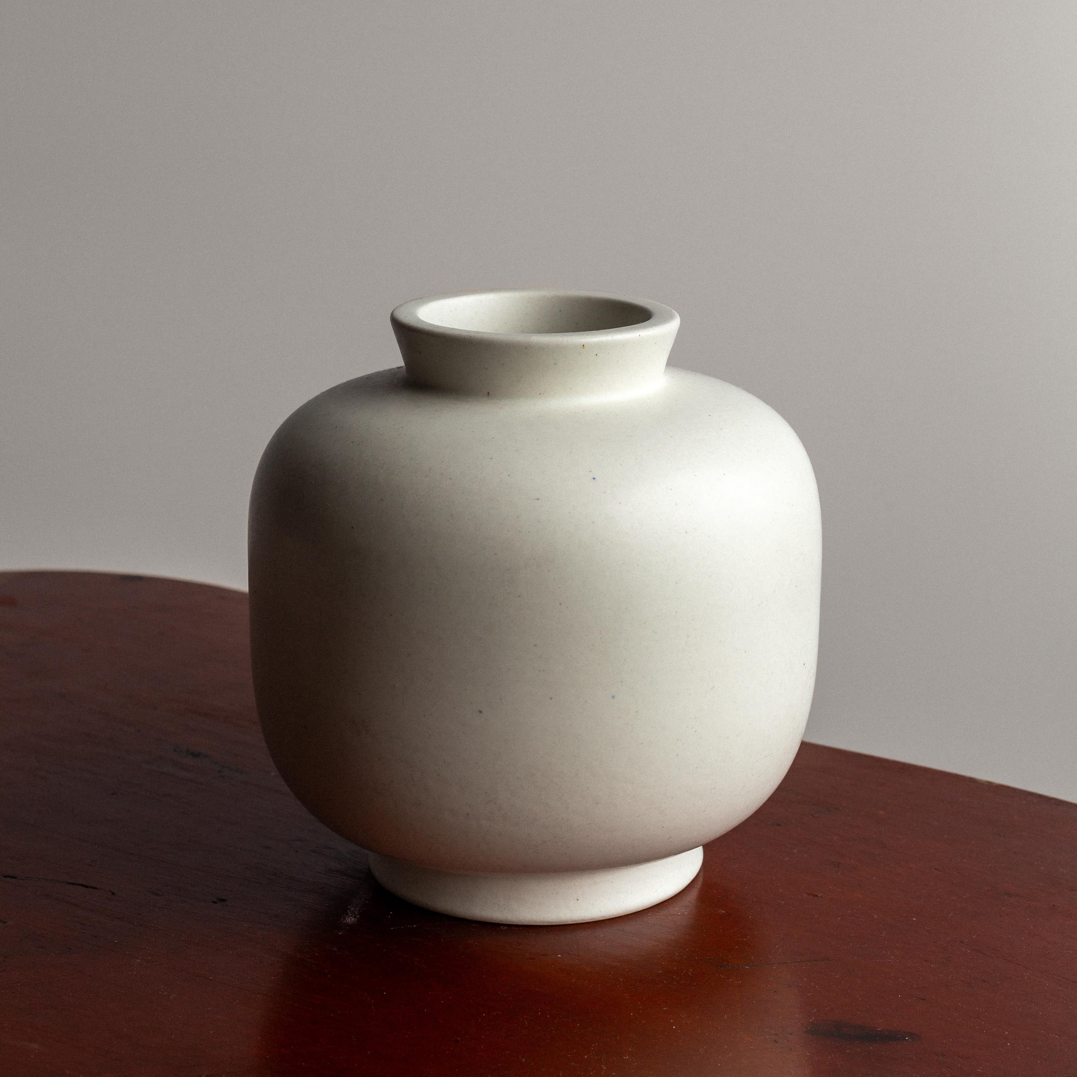 Set of 3 Scandinavian Modern 'Carrara' Vases & Bowl by Wilhelm Kåge, Gustavsberg In Good Condition In Stockholm, SE