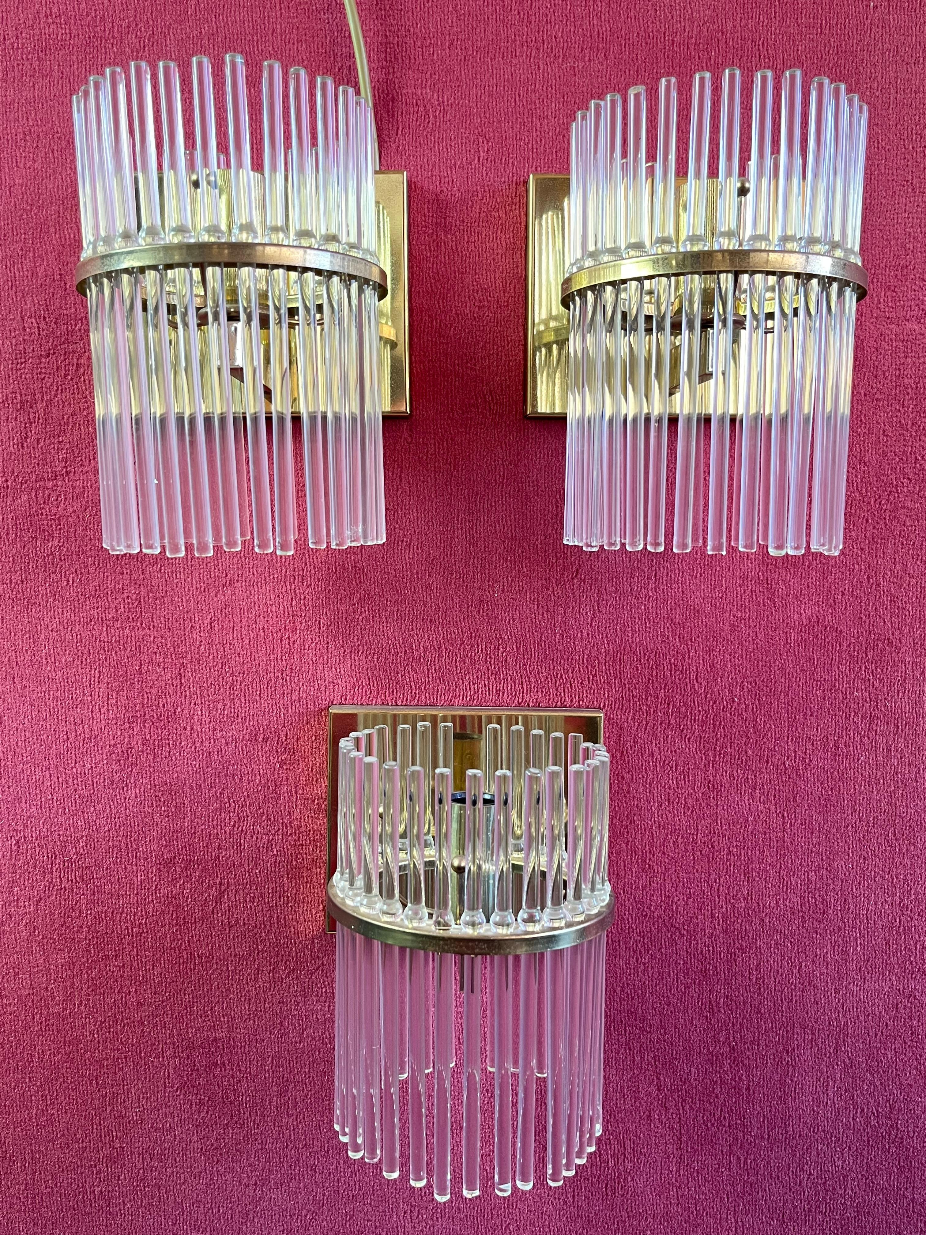 Set of 3 Sciolari brass and Murano glass wall lamps, Mid-Century 1960s.
Intact and in good condition, small signs of aging.
E14 lamps.

We guarantee adequate packaging and will ship via DHL, insuring the contents against any breakage or loss of the