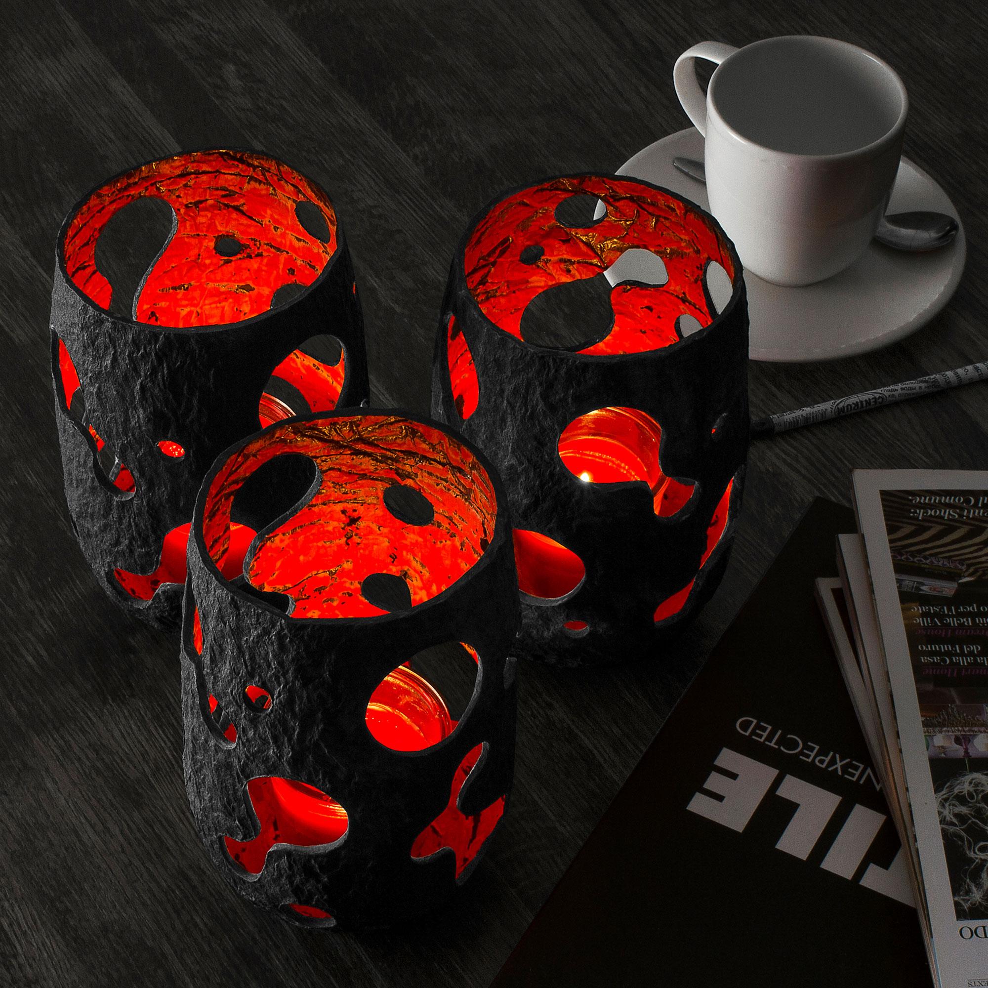 Set di 3 vasi scultura a lanterna neri di Donatas Zukauskas
Pezzi unici.
Dimensioni: Ø 13 x H. 19 cm.
Materiali: Carta riciclata.

Tutti i prodotti sono fatti a mano e unici, quindi possono differire leggermente dall'immagine della foto. È possibile