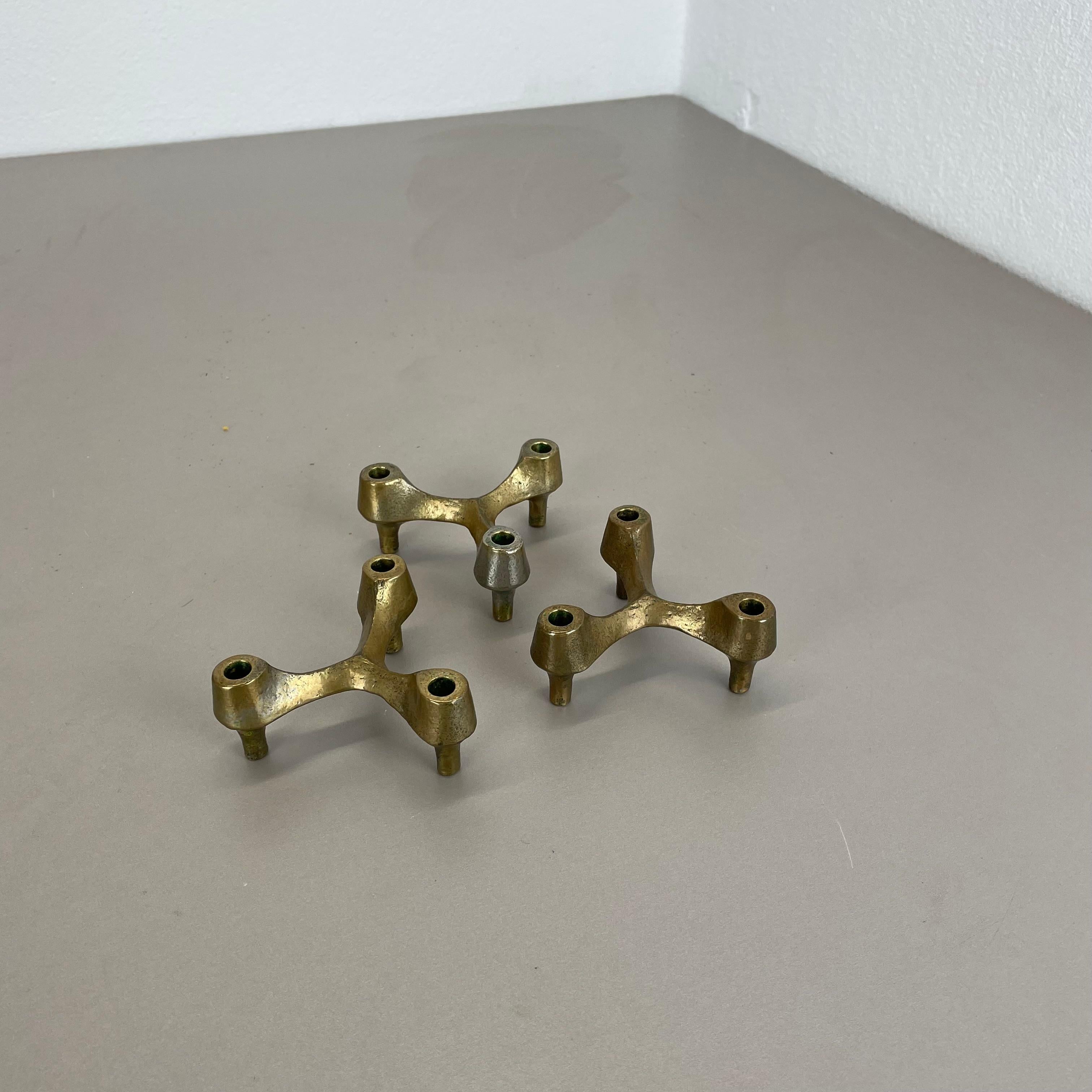 Articolo:

Set di 3 portacandele brutalista


Origine:

Francia


Materiale:

bronzo massiccio


Decennio:

1970s


Questo originale set di portacandele vintage è stato prodotto negli anni '70 in Francia. È realizzato in bronzo massiccio e presenta