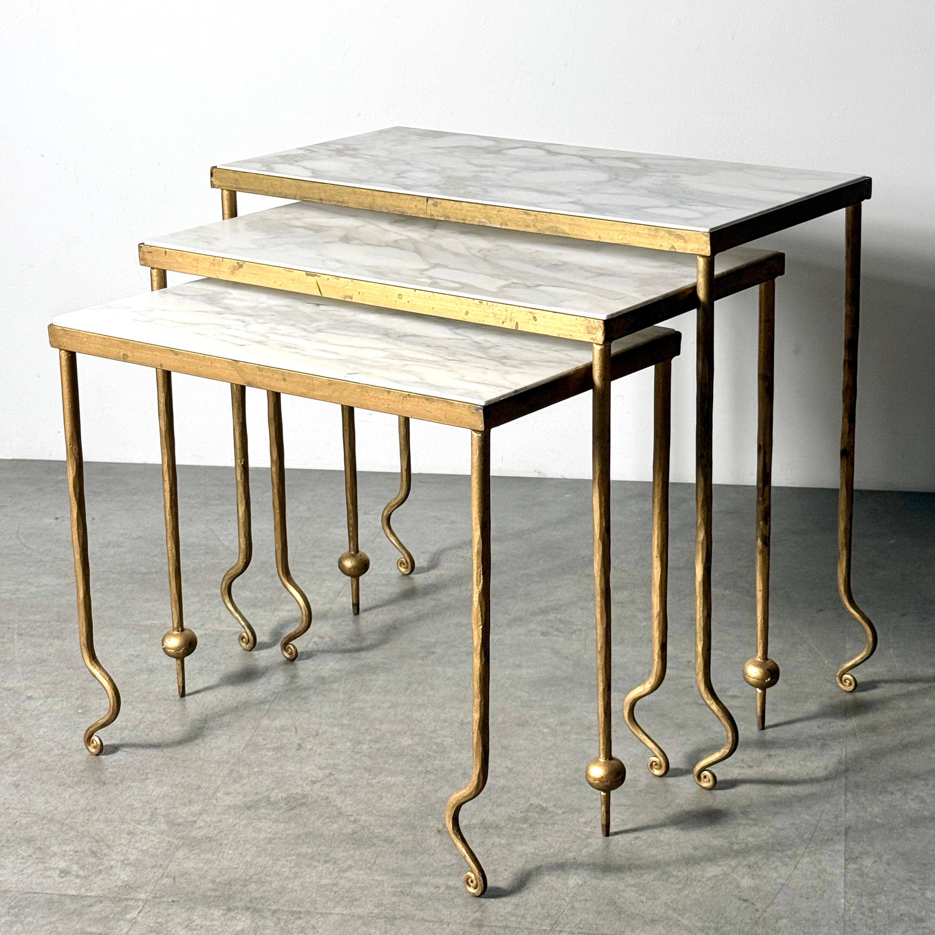 Ensemble de 3 tables gigognes sculpturales attribuées à René Drouet
France vers les années 1940

Cadres en métal doré avec surfaces en marbre de Carrare encastrées
Trois tables à hauteur variable avec des pieds à volutes et des orbes qui s'emboîtent