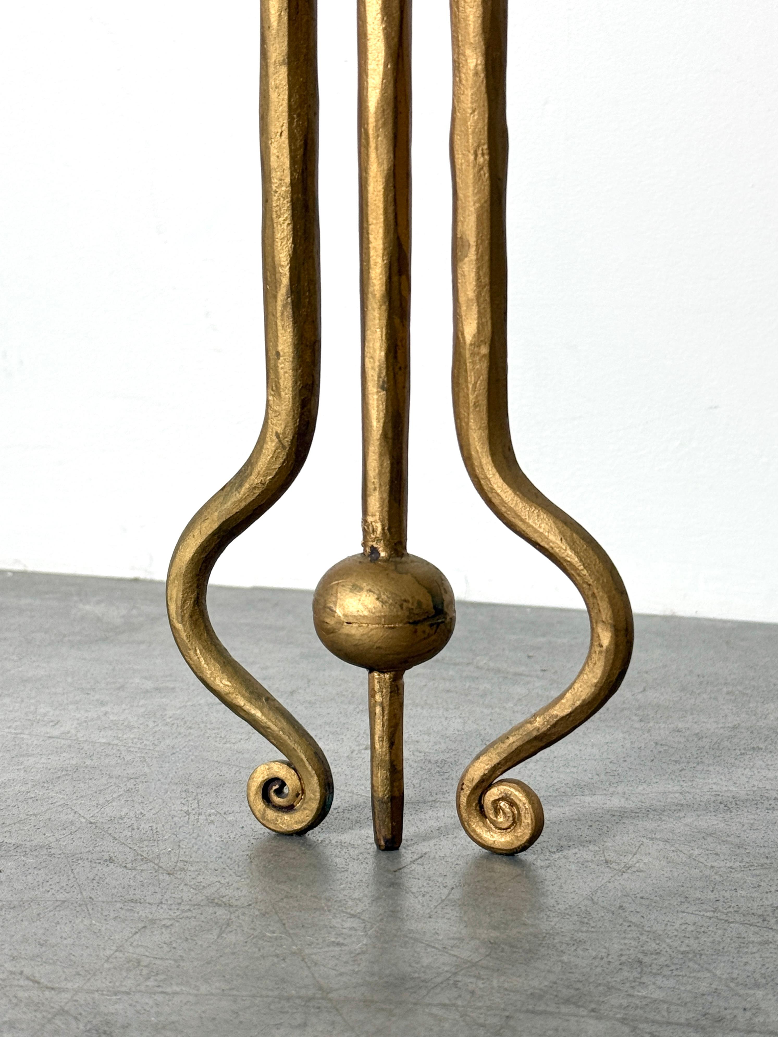 Doré Ensemble de 3 tables gigognes sculpturales en marbre doré Style René Drouet France années 1940 en vente
