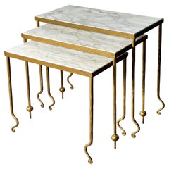 Ensemble de 3 tables gigognes sculpturales en marbre doré Style René Drouet France années 1940