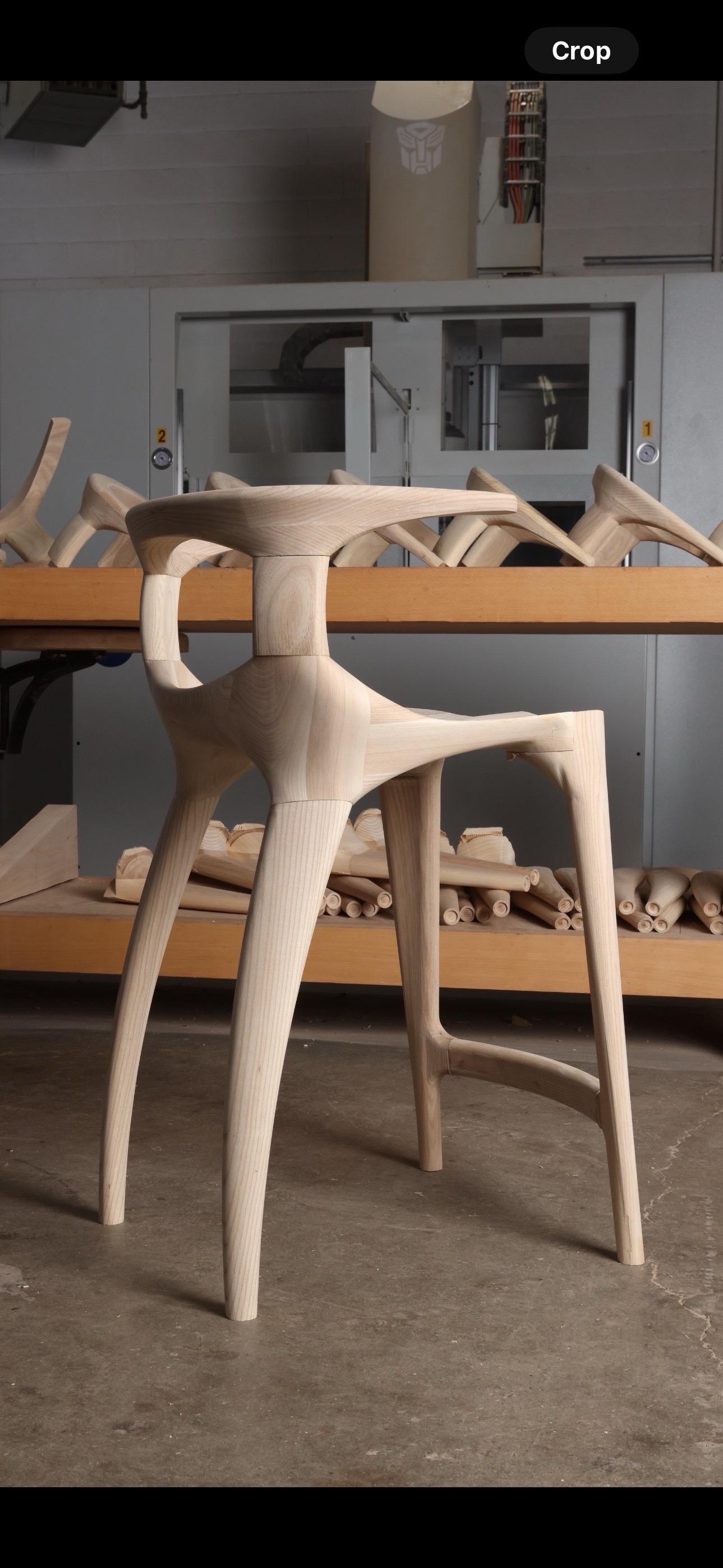 Sculpté à la main Ensemble de 3 pièces  - Tabouret de comptoir Mahmut sculptural - Option de teinture personnalisée - En stock en vente