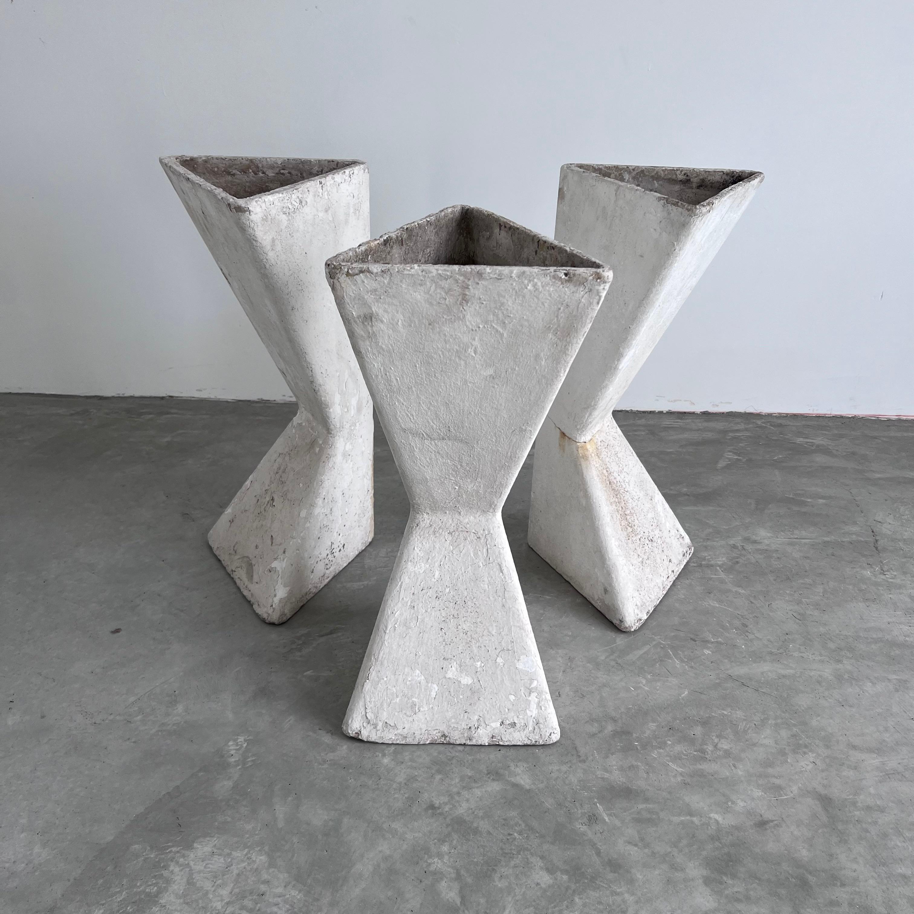 Satz von 3 skulpturalen dreieckigen Pflanzgefäßen von Willy Guhl, 1960er Jahre (Moderne) im Angebot