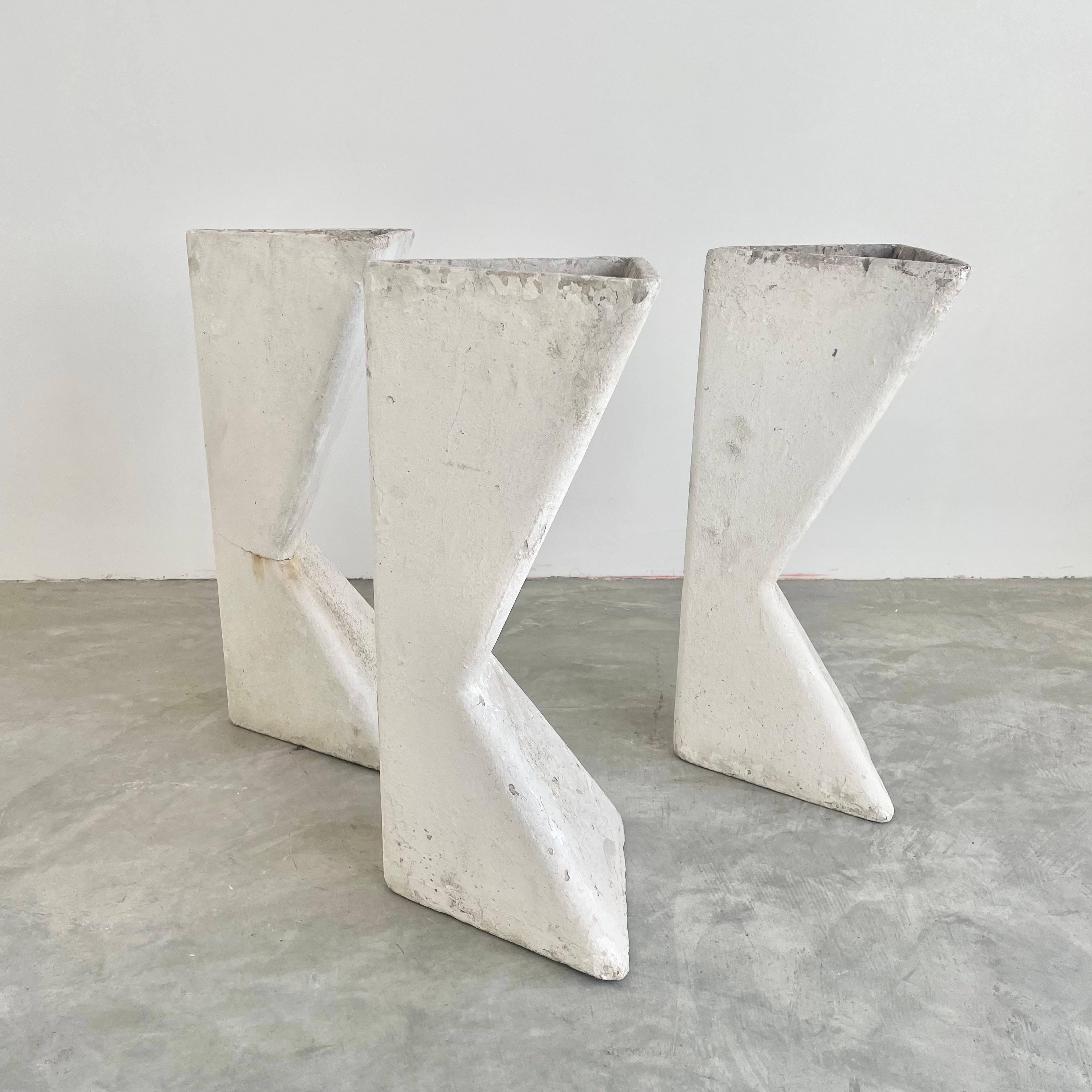 Satz von 3 skulpturalen dreieckigen Pflanzgefäßen von Willy Guhl, 1960er Jahre (Beton) im Angebot