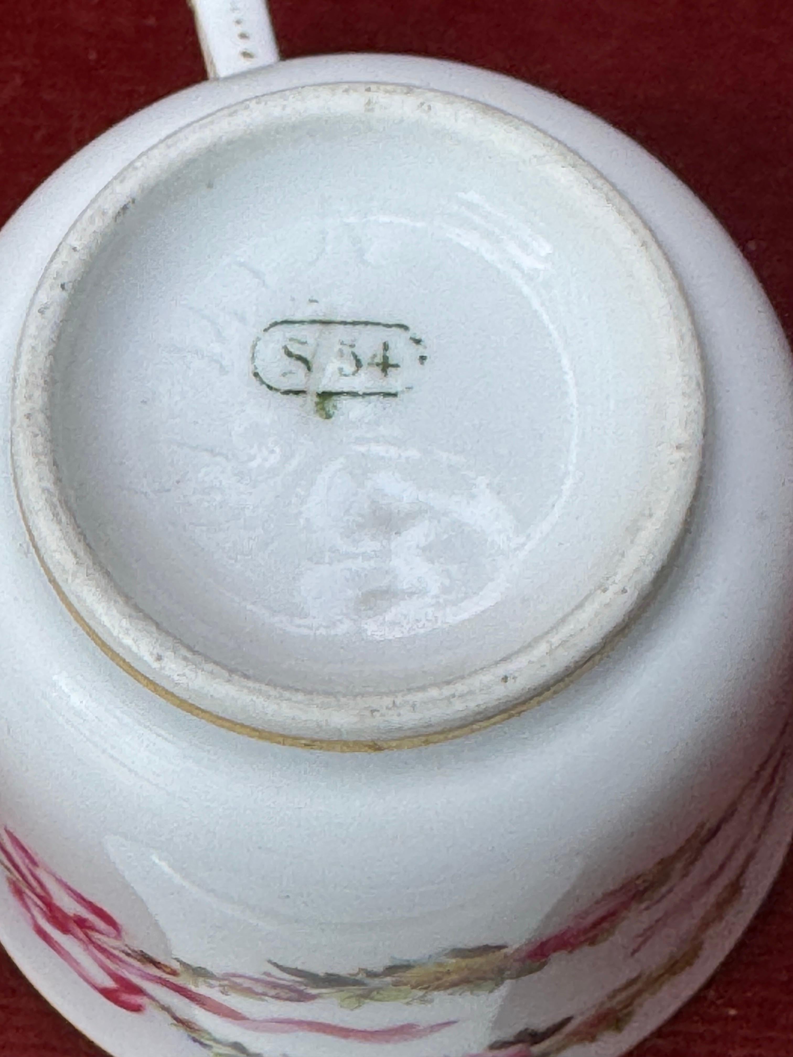 Satz von 3 Sèvres Porzellantassen und Untertassen 