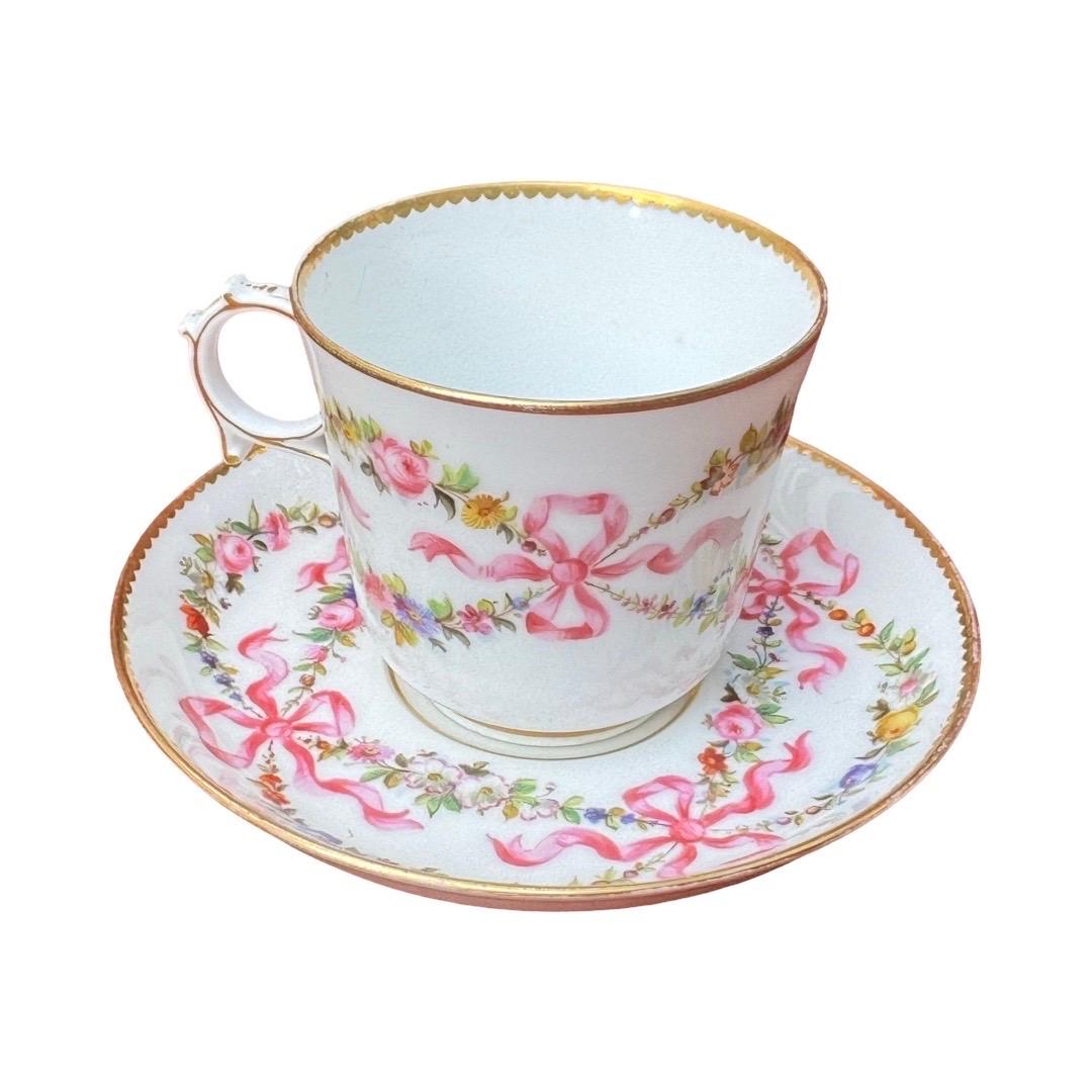 Ein seltenes und raffiniertes Set von drei Porzellantassen und Untertassen aus der renommierten Manufaktur Sèvres, datiert um 1900. Dieses Set mit dem kultigen 