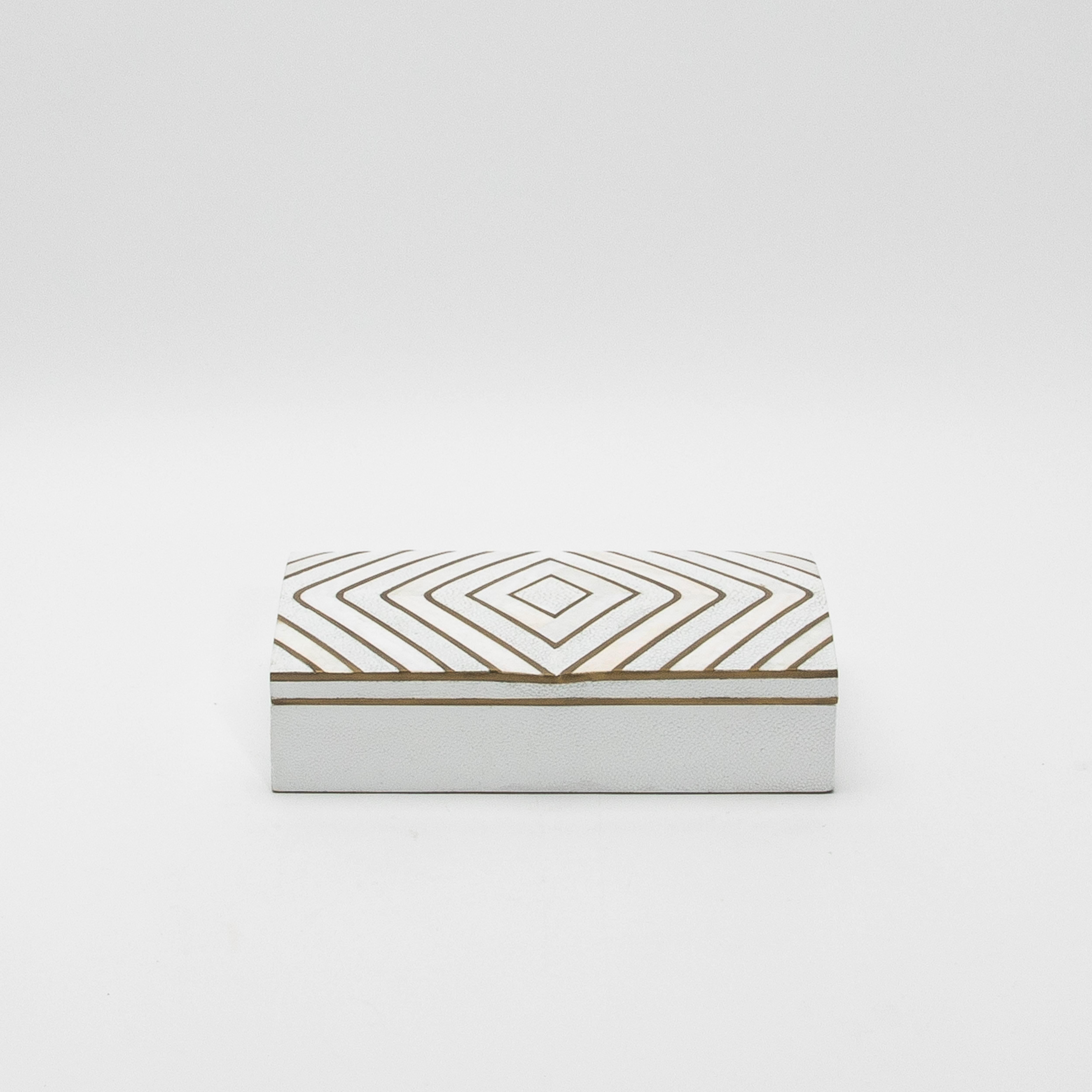 Este asombroso juego de 3 cajas de piel de zapa de R&Y Augousti es un verdadero testimonio de diseño de lujo, que combina los mejores materiales con un impecable sentido de la artesanía. Cada caja presenta un cautivador motivo en zig-zag con