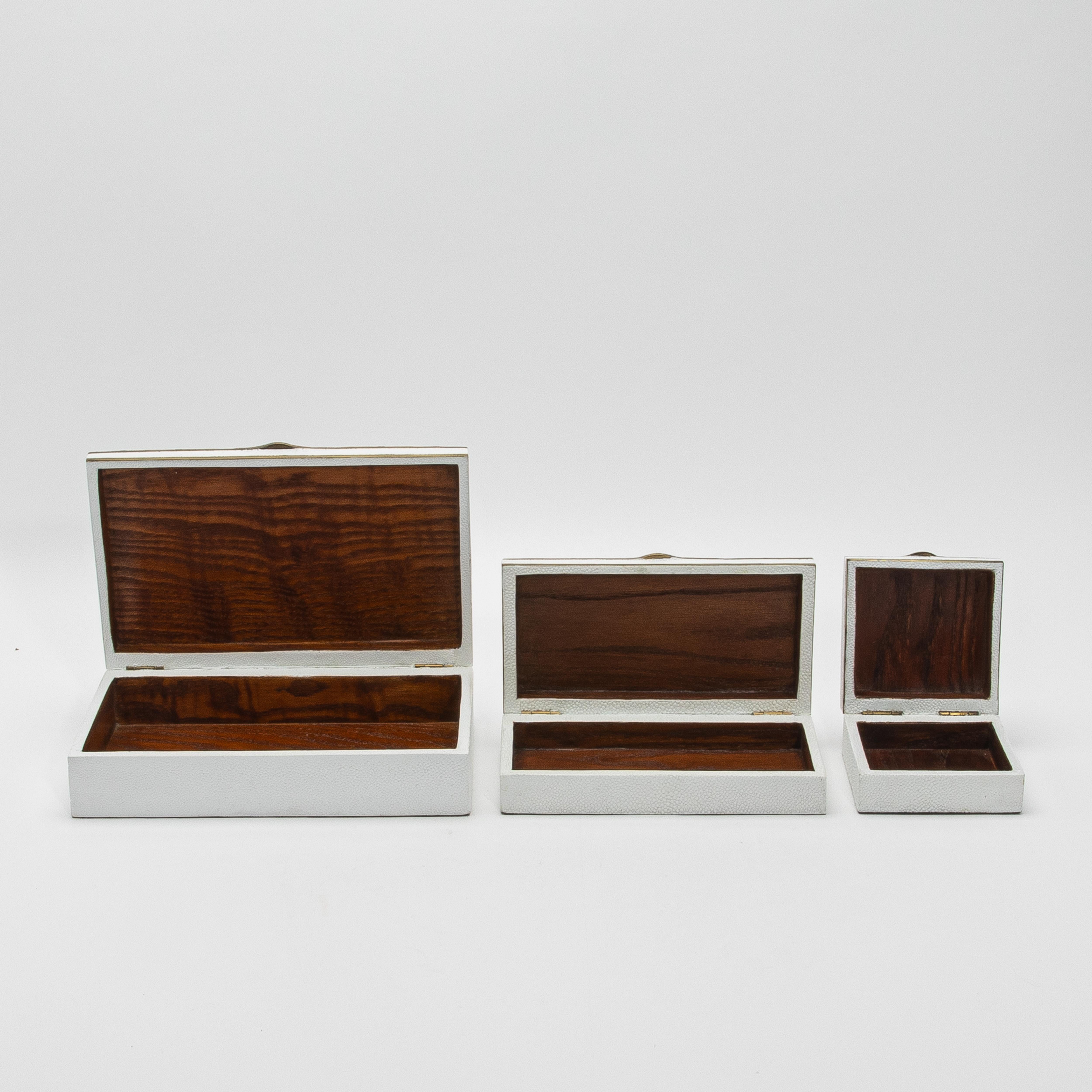 Juego de 3 cajas de piel de zapa con detalles de nácar y latón de R&Y Augousti Latón en venta