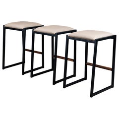 3x Tabouret sans dossier Shakers par AMBROZIA, Noyer, Acier noir, Vinyle Sandle