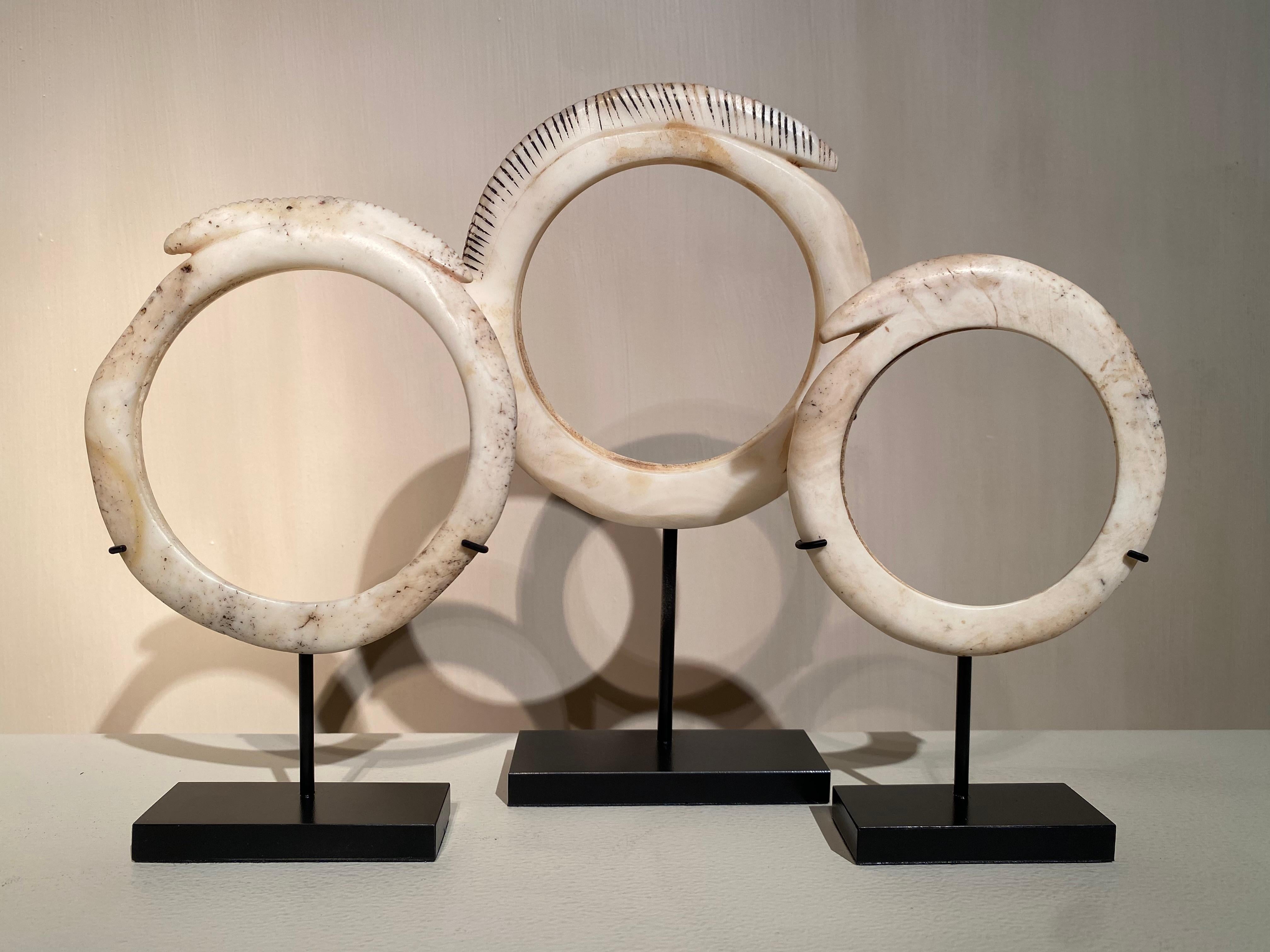 Precioso juego de 3 pulseras de Papúa Nueva Guinea hechas de
la Concha Tridacna Gigas, estos brazaletes fueron aserrados a mano y decorados con refinadas muescas,
buena, pátina antigua y brillo del caparazón, bonitos matices del color