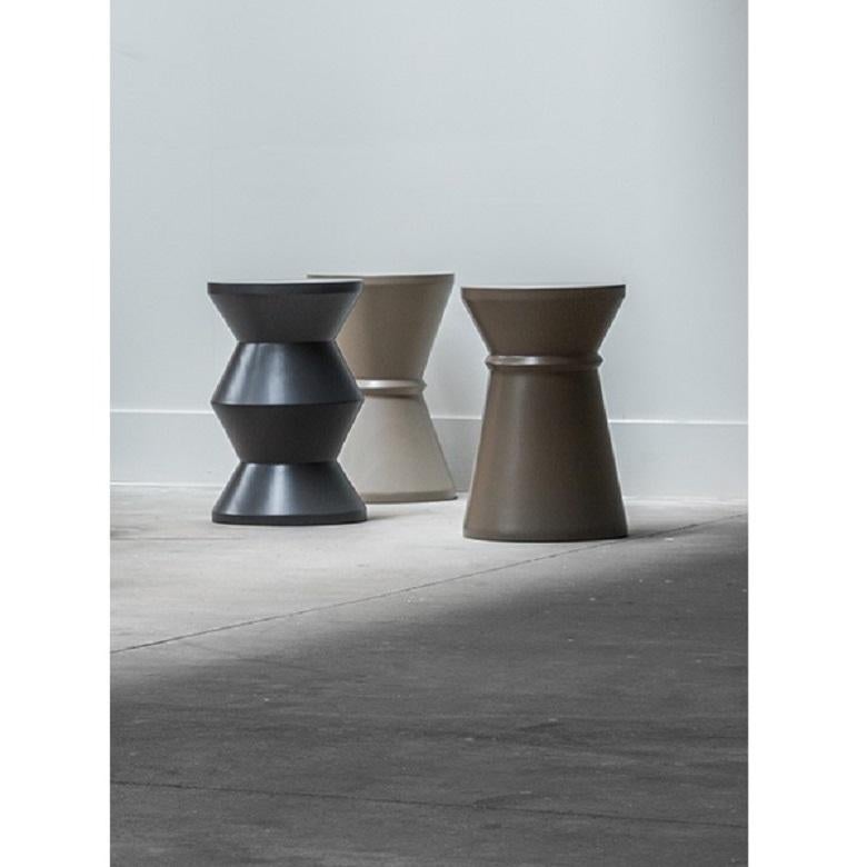 XXI secolo e contemporaneo Set di 3 tavolini/sgabelli con legno massiccio laccato