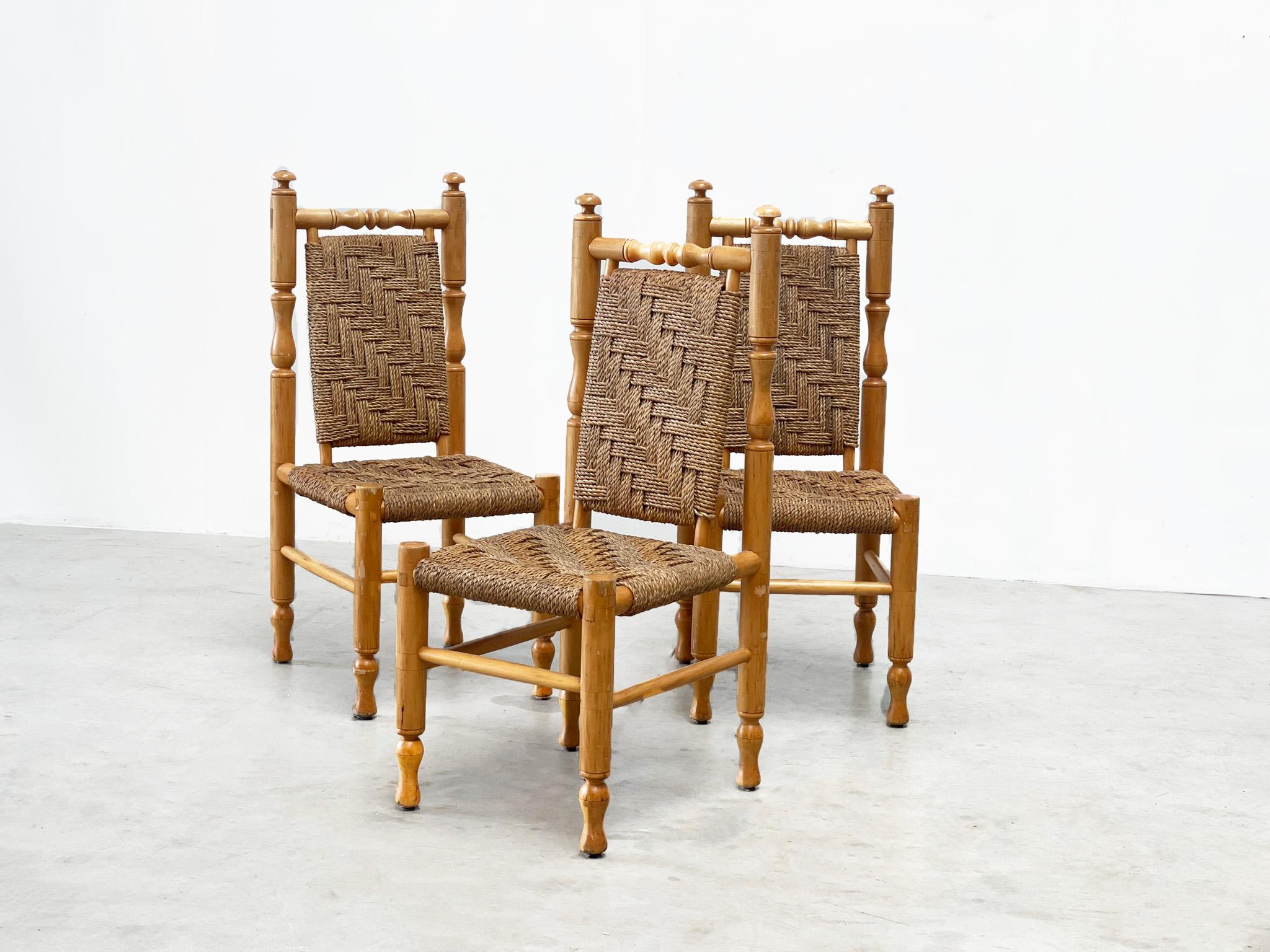 Satz von 3 Beistellstühlen / Esszimmerstühlen von Adrien Audoux & Frida Minet
Diese Stühle stammen von den berühmten französischen Designern Adrien Audoux & Frida Minet. Sie wurden in den 1970er Jahren entworfen und hergestellt. Die Stühle wurden in