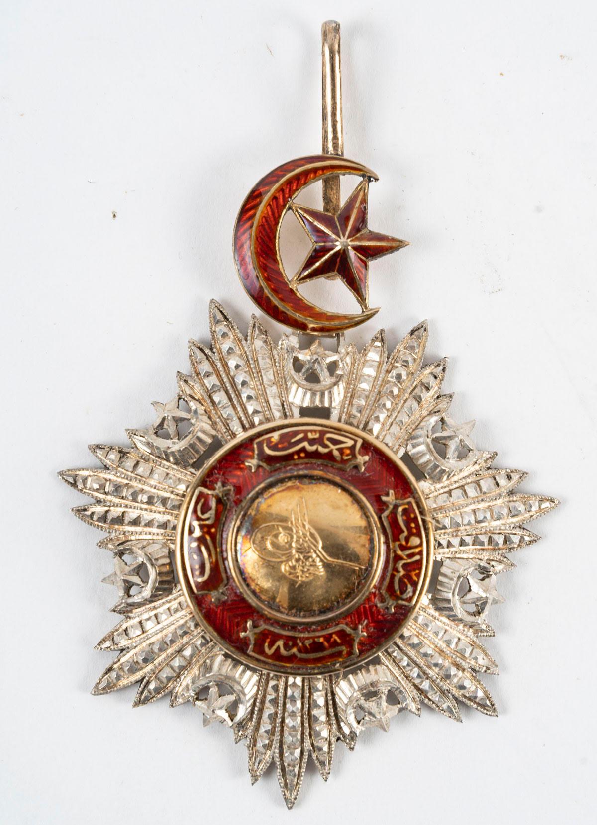 Set di 3 medaglie in argento e smalto, opera ottomana, XIX secolo.

Set di 3 medaglie ottomane del XIX secolo in argento e smalto.
Grande: H: 10 cm, L: 6 cm, P: 1 cm
Piccolo: H. H. 8 cm, L. 5 cm e P. 1 cm