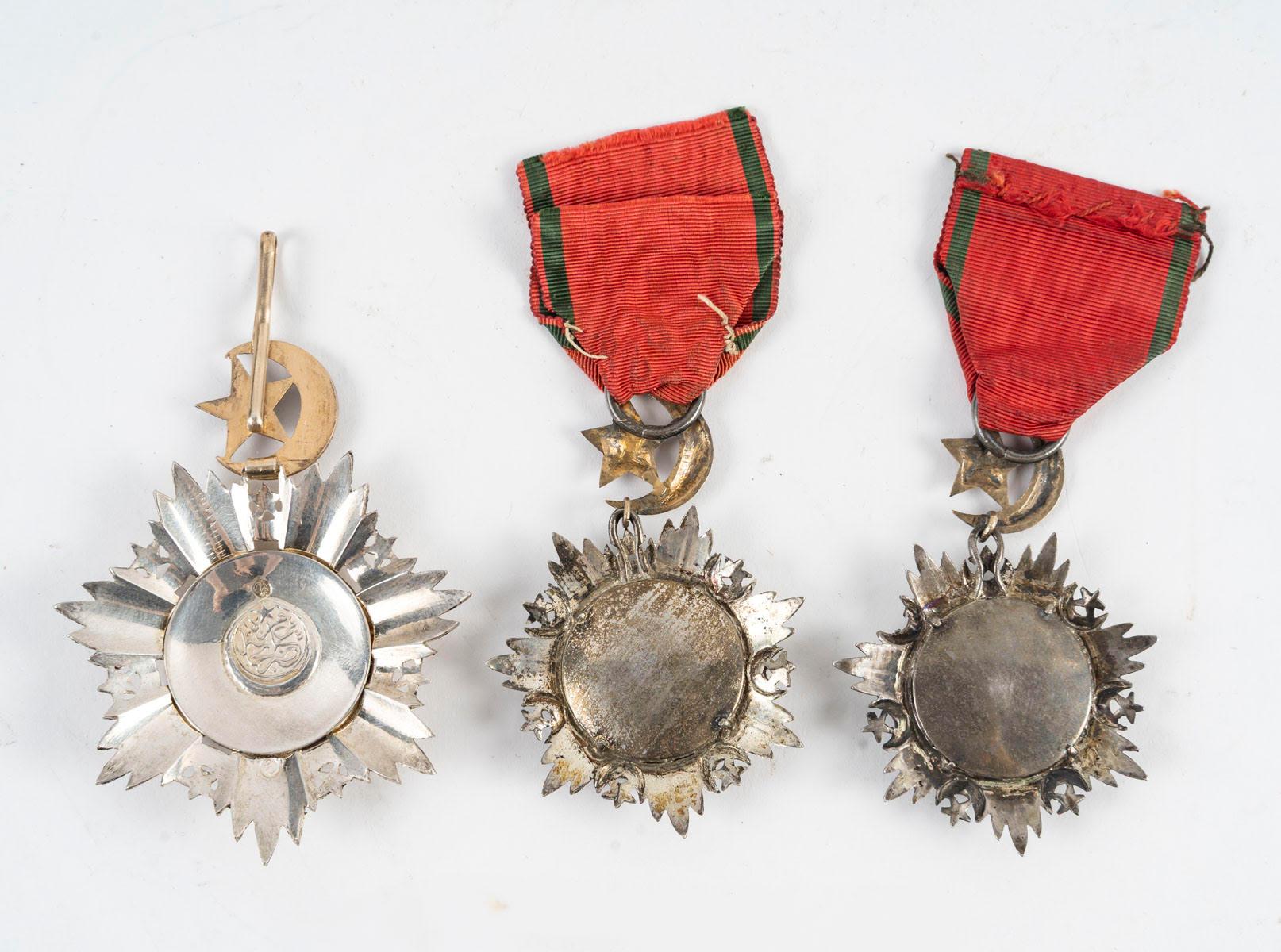 Smaltato Set di 3 medaglie in argento e smalto, opera ottomana, XIX secolo. in vendita