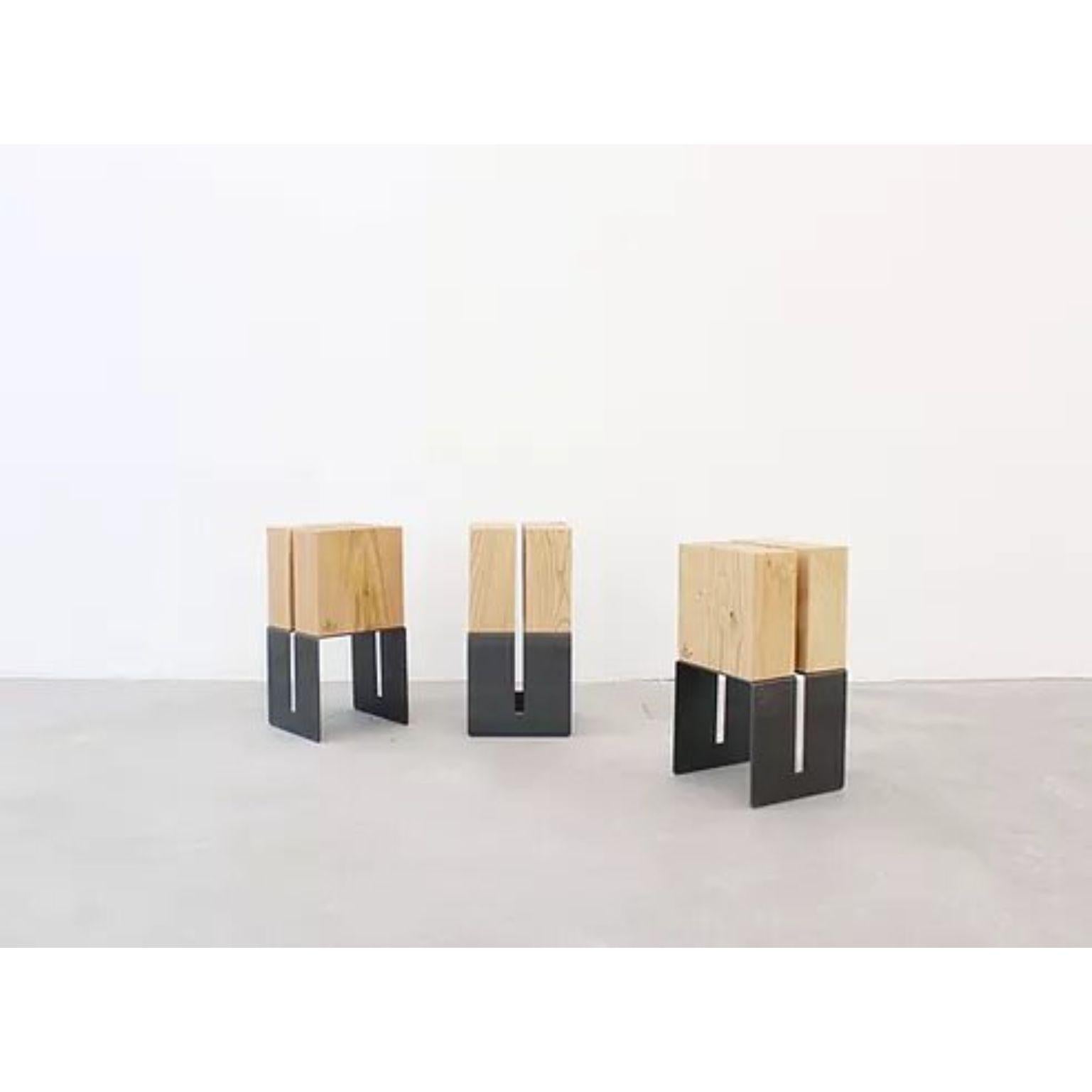 3er set simmis hocker von La Cube
Madrid, 2016
MATERIALIEN: Eisen, Haselnuss
Abmessungen: 45 x 25 x 25 cm

Der Hocker Simmis wurde mit der Absicht geschaffen, mit geometrischen Formen zu experimentieren und dabei sowohl die Form als auch die Textur