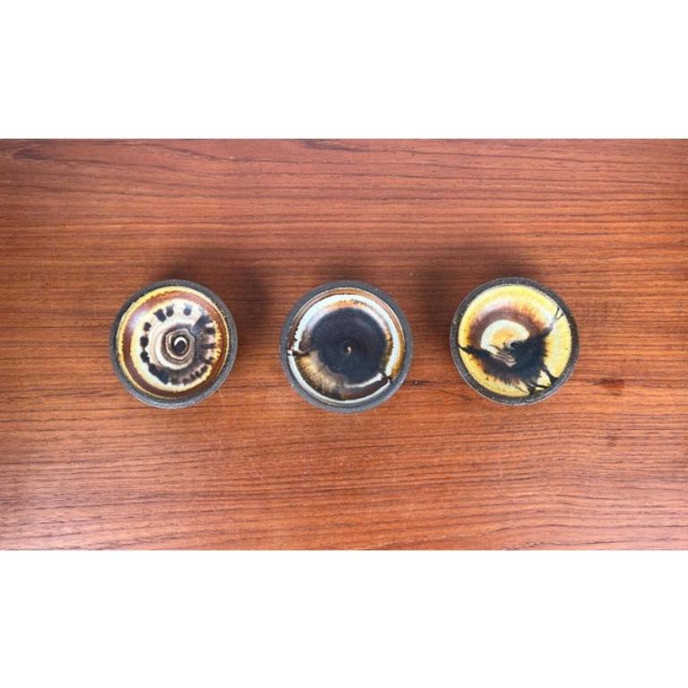 Mid-Century moderno Set di 3 piccole ciotole in Studio Pottery danese di metà secolo di Lise Eder, anni '60 in vendita
