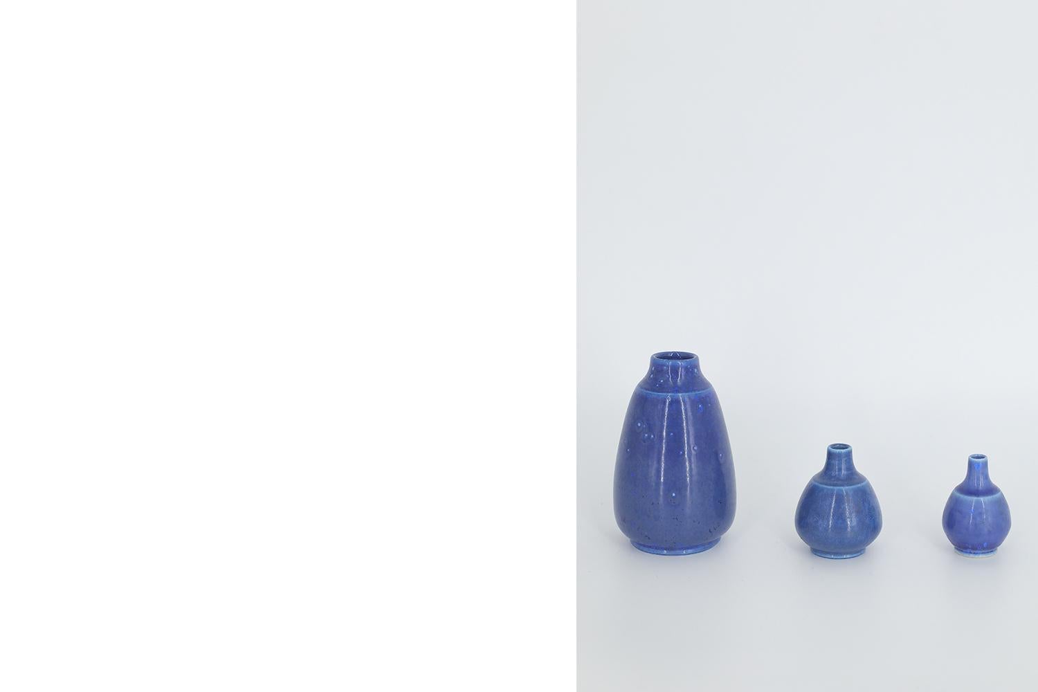 Set von 3 kleinen blauen Steingutvasen, skandinavisch-modern, Sammlerstücke aus der Mitte des Jahrhunderts im Zustand „Hervorragend“ im Angebot in Warszawa, Mazowieckie