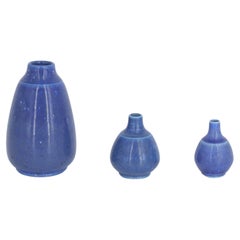 Set von 3 kleinen blauen Steingutvasen, skandinavisch-modern, Sammlerstücke aus der Mitte des Jahrhunderts