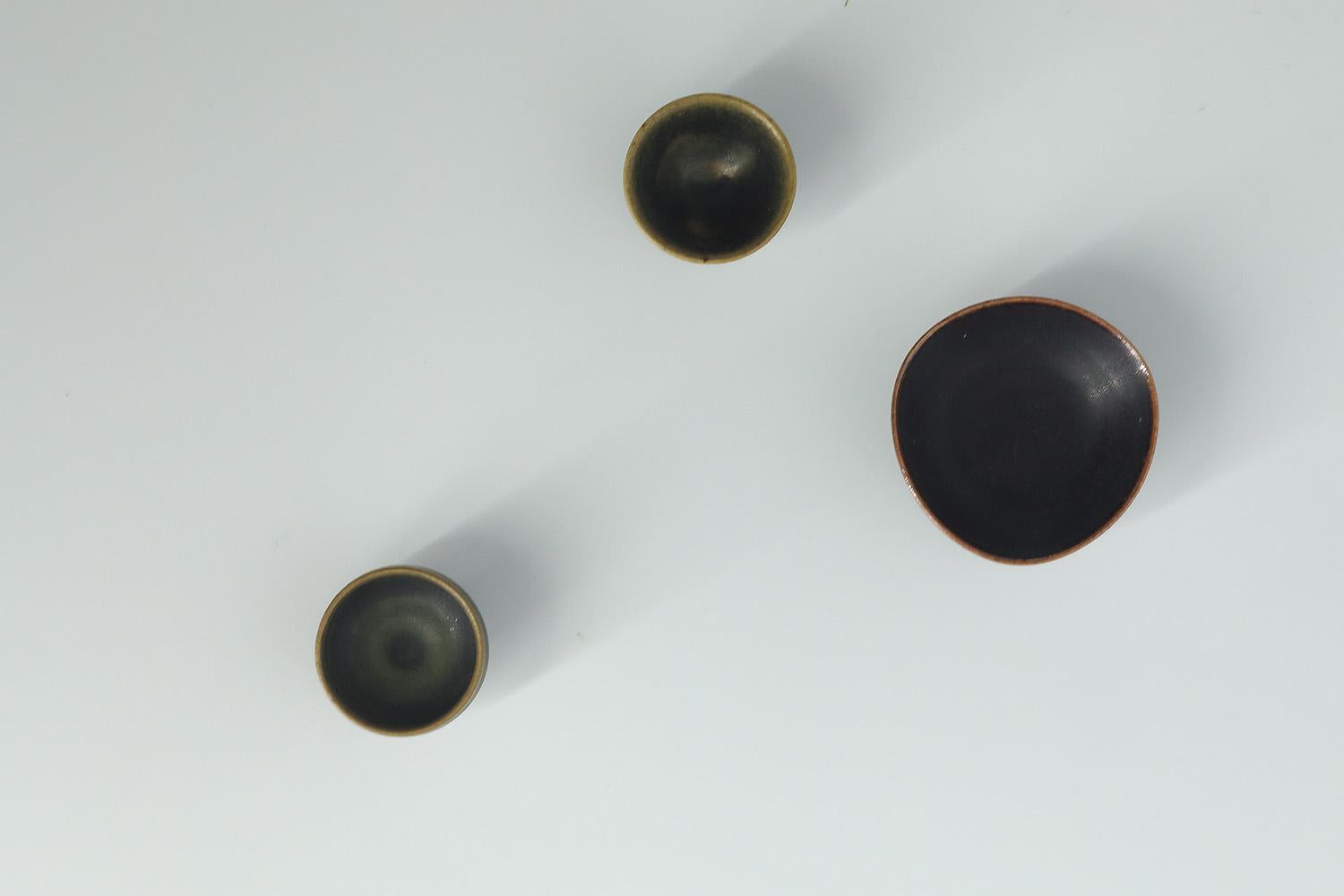 Scandinave moderne Lot de 3 petits bols en grès brun de collection The Moderns MODERNY en vente