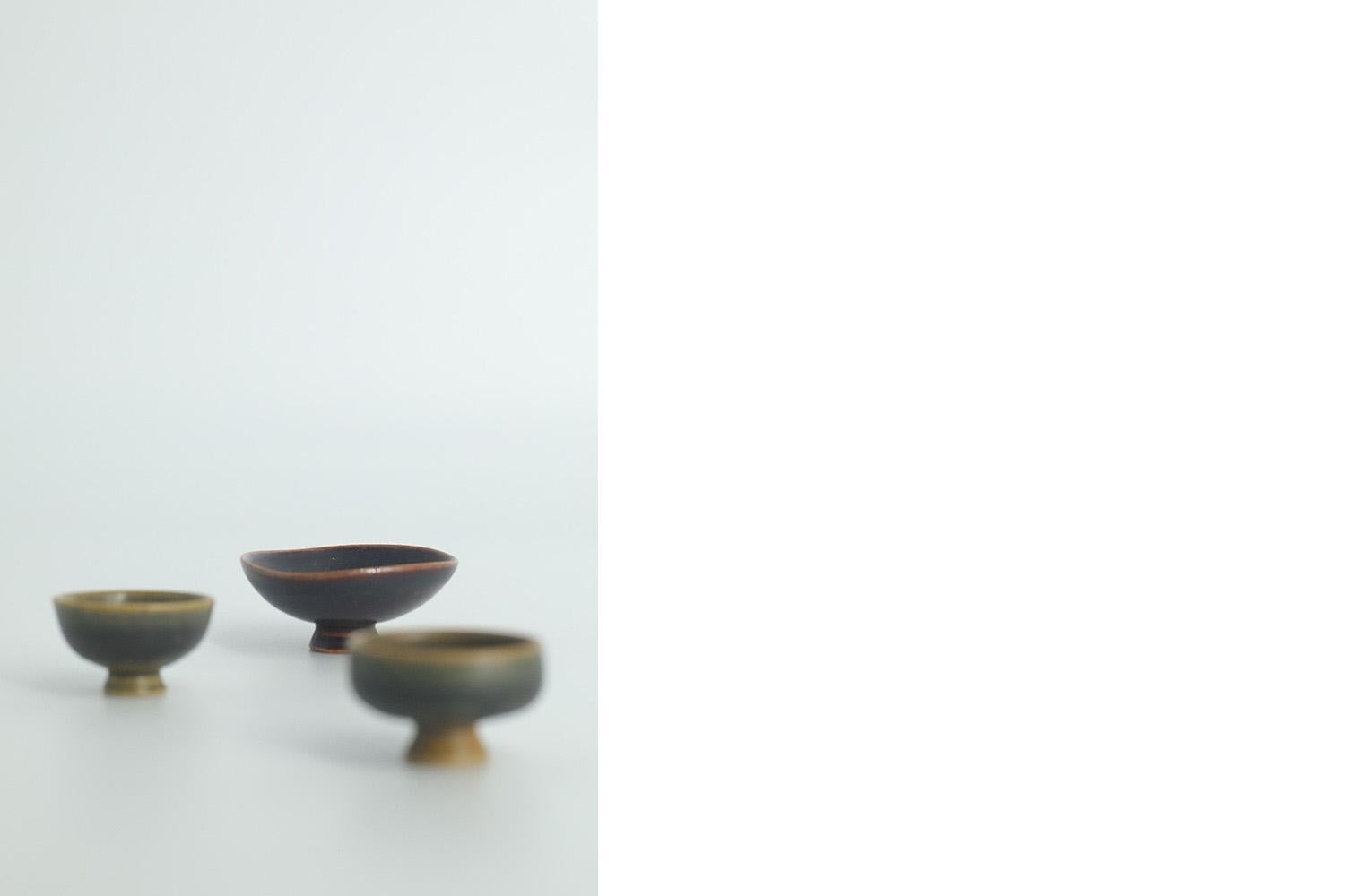 Set of 3 Small Mid-Century Scandinavian Modern Collectible Brown Stoneware Bowls In Excellent Condition For Sale In Warszawa, Mazowieckie