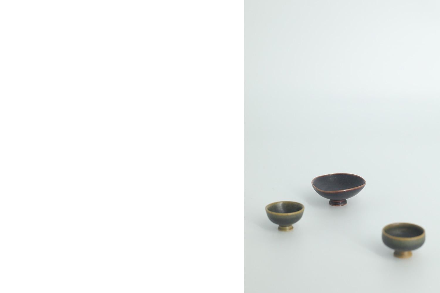 Set aus 3 kleinen skandinavisch-modernen Sammlerschalen aus braunem Steingut aus der Jahrhundertmitte (Mitte des 20. Jahrhunderts) im Angebot