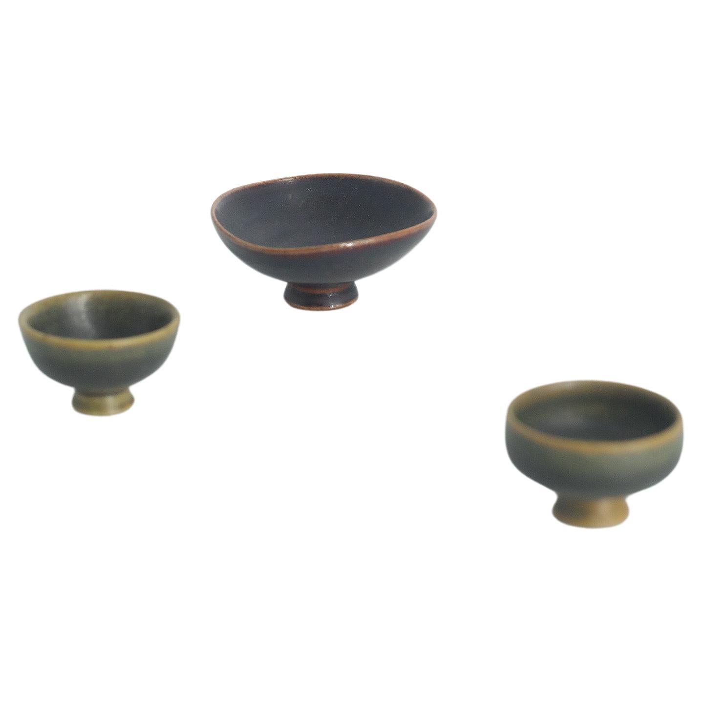 Set of 3 Small Mid-Century Scandinavian Modern Collectible Brown Stoneware Bowls For Sale