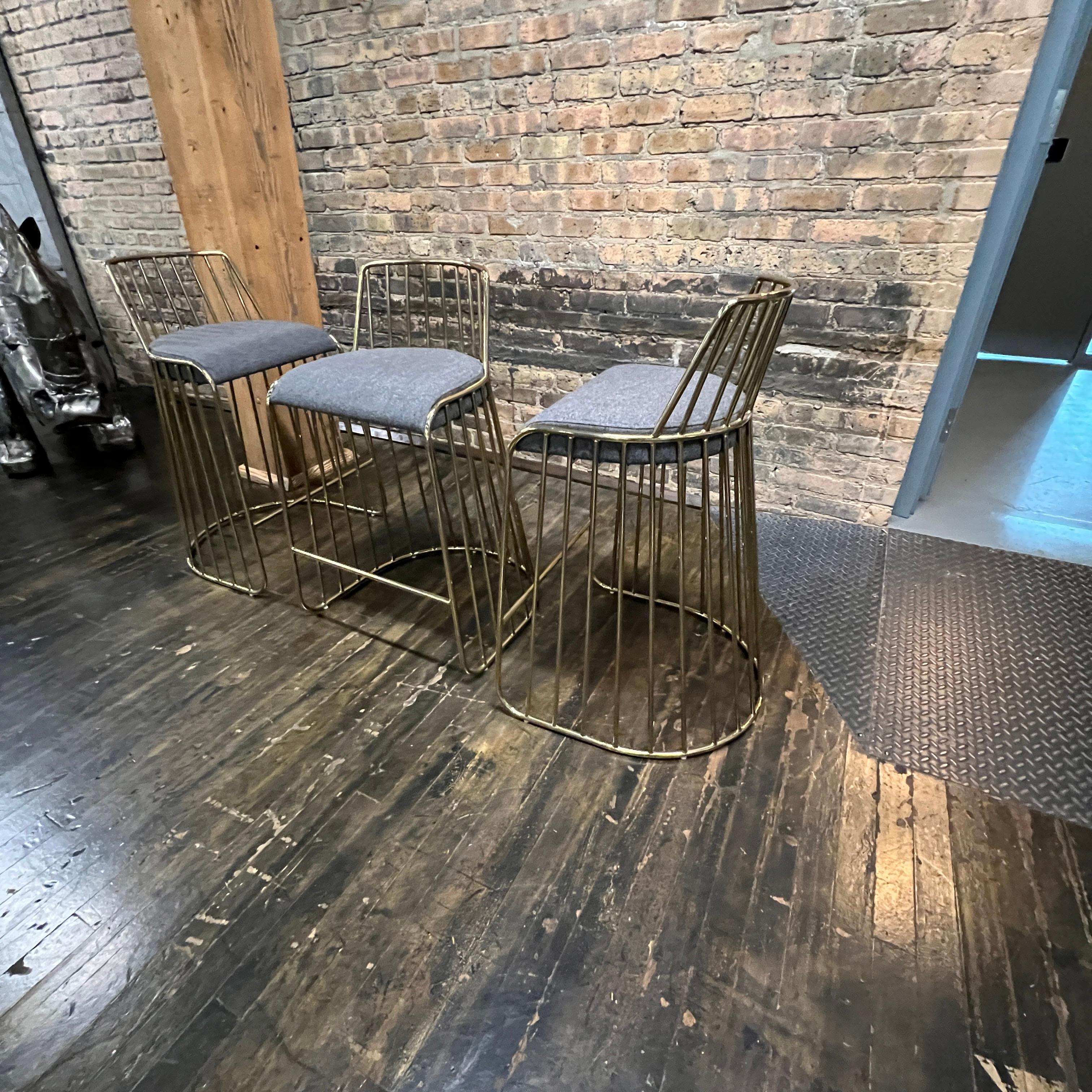Postmoderne Ensemble de 3 tabourets de comptoir de mariée en laiton fumé par Reza Feiz Phase Design en vente