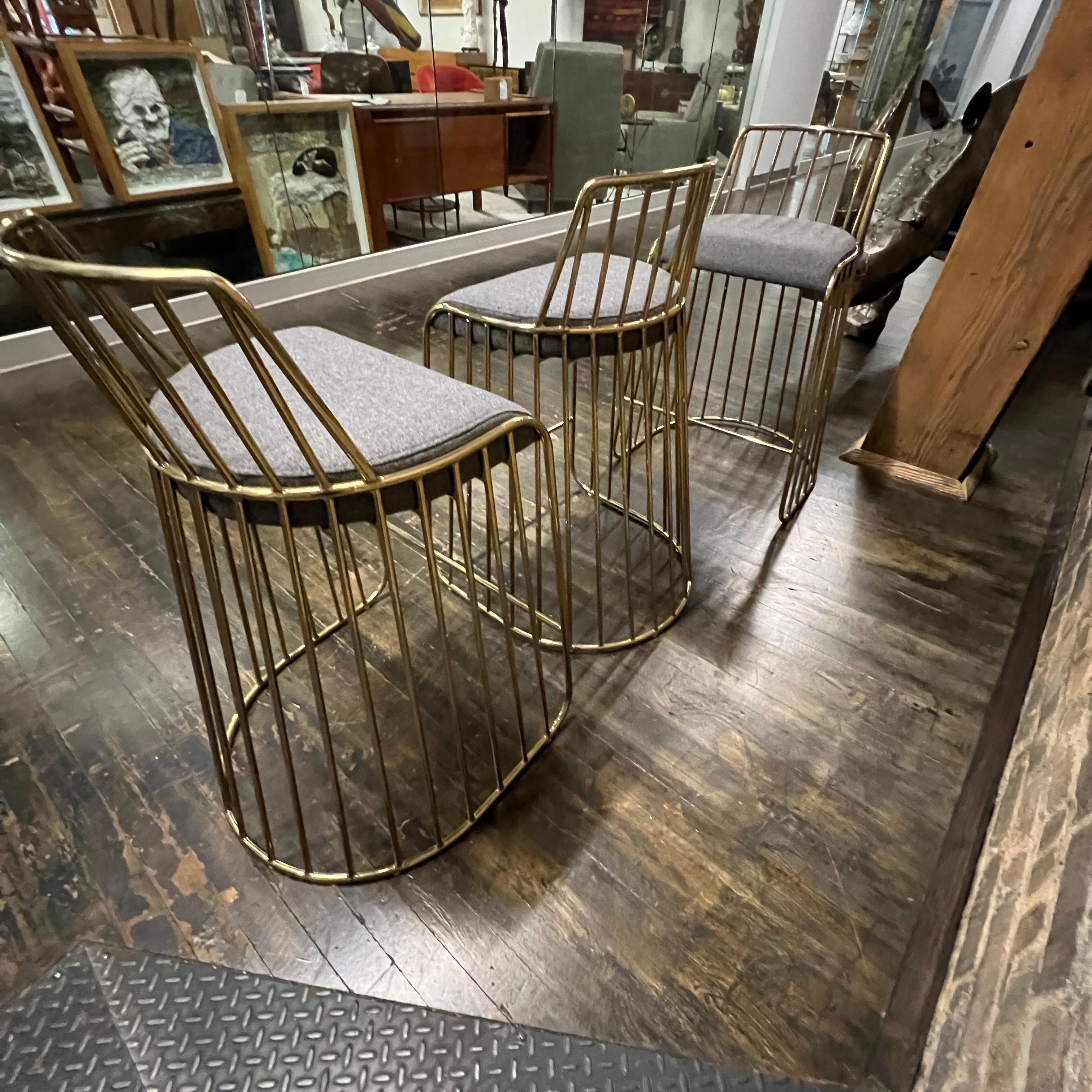 Américain Ensemble de 3 tabourets de comptoir de mariée en laiton fumé par Reza Feiz Phase Design en vente