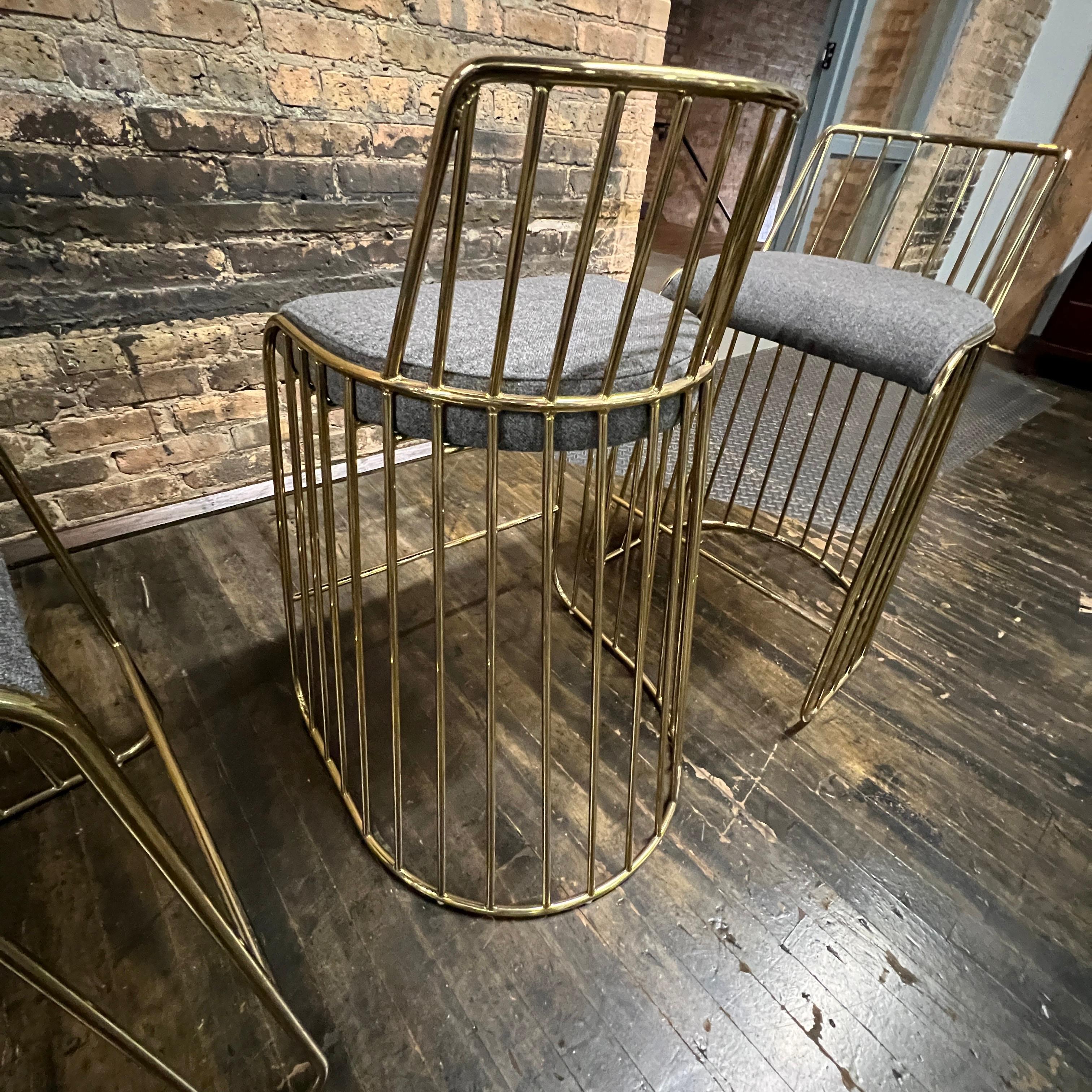 XXIe siècle et contemporain Ensemble de 3 tabourets de comptoir de mariée en laiton fumé par Reza Feiz Phase Design en vente