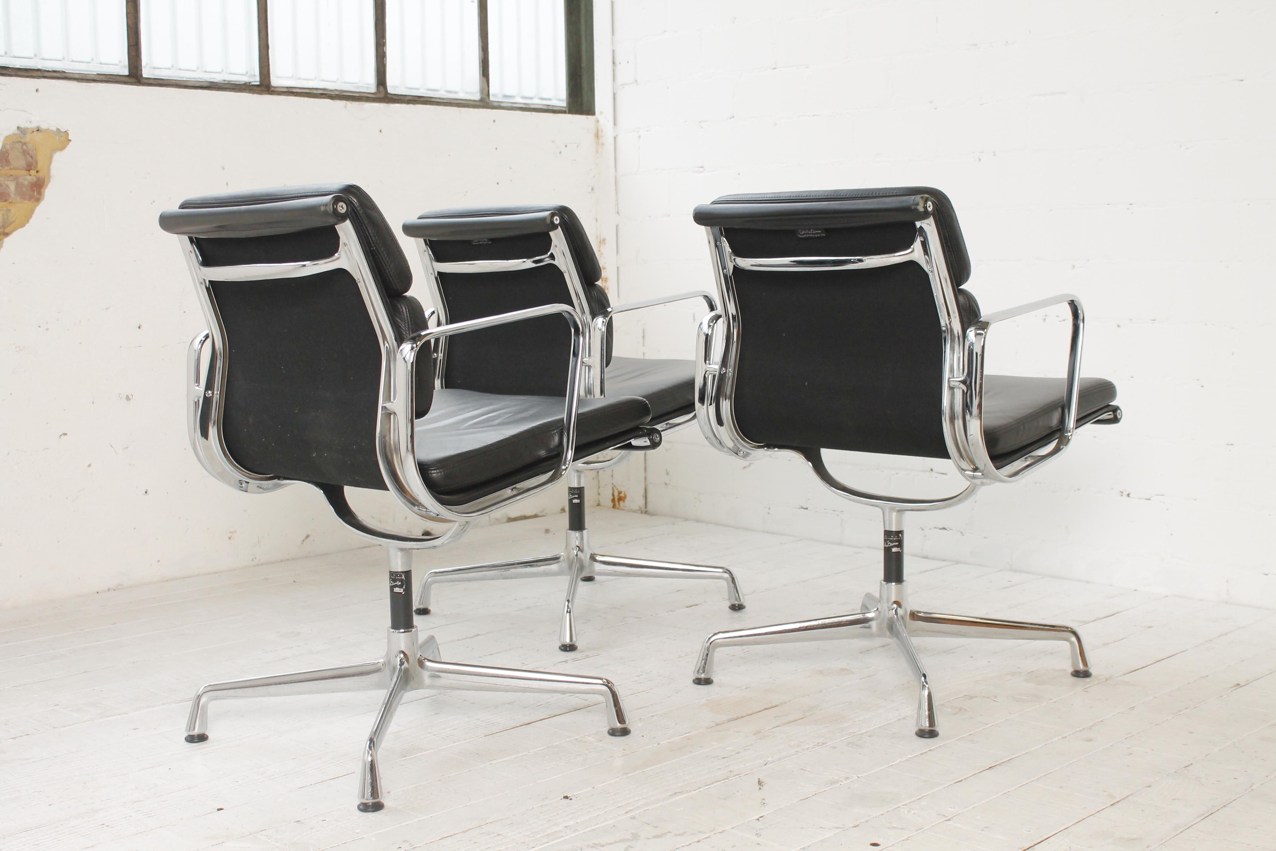 Set of 3 Soft Pad EA 207 Chairs by Charles & Ray Eames for Vitra For Sale 3