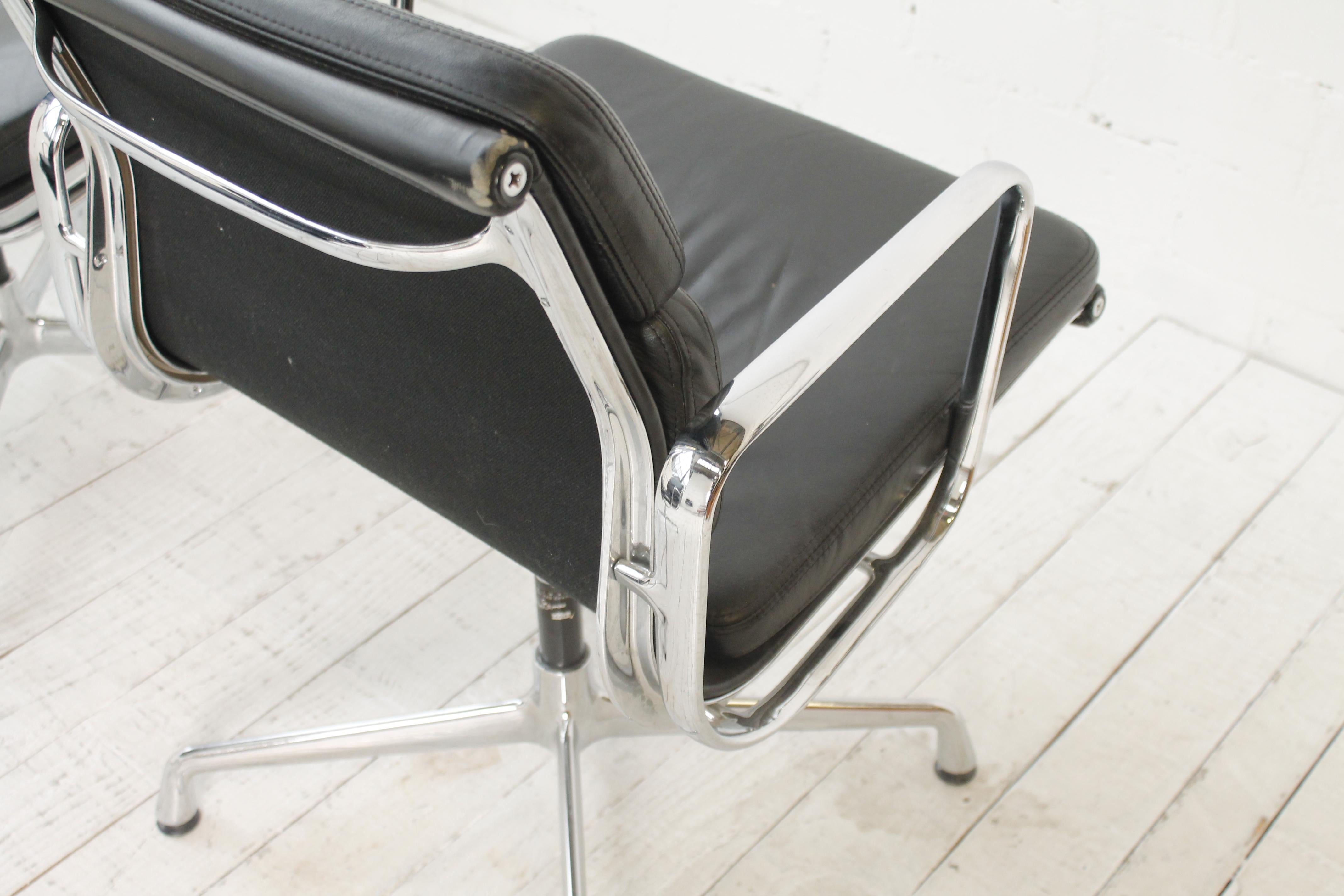Set of 3 Soft Pad EA 207 Chairs by Charles & Ray Eames for Vitra For Sale 5